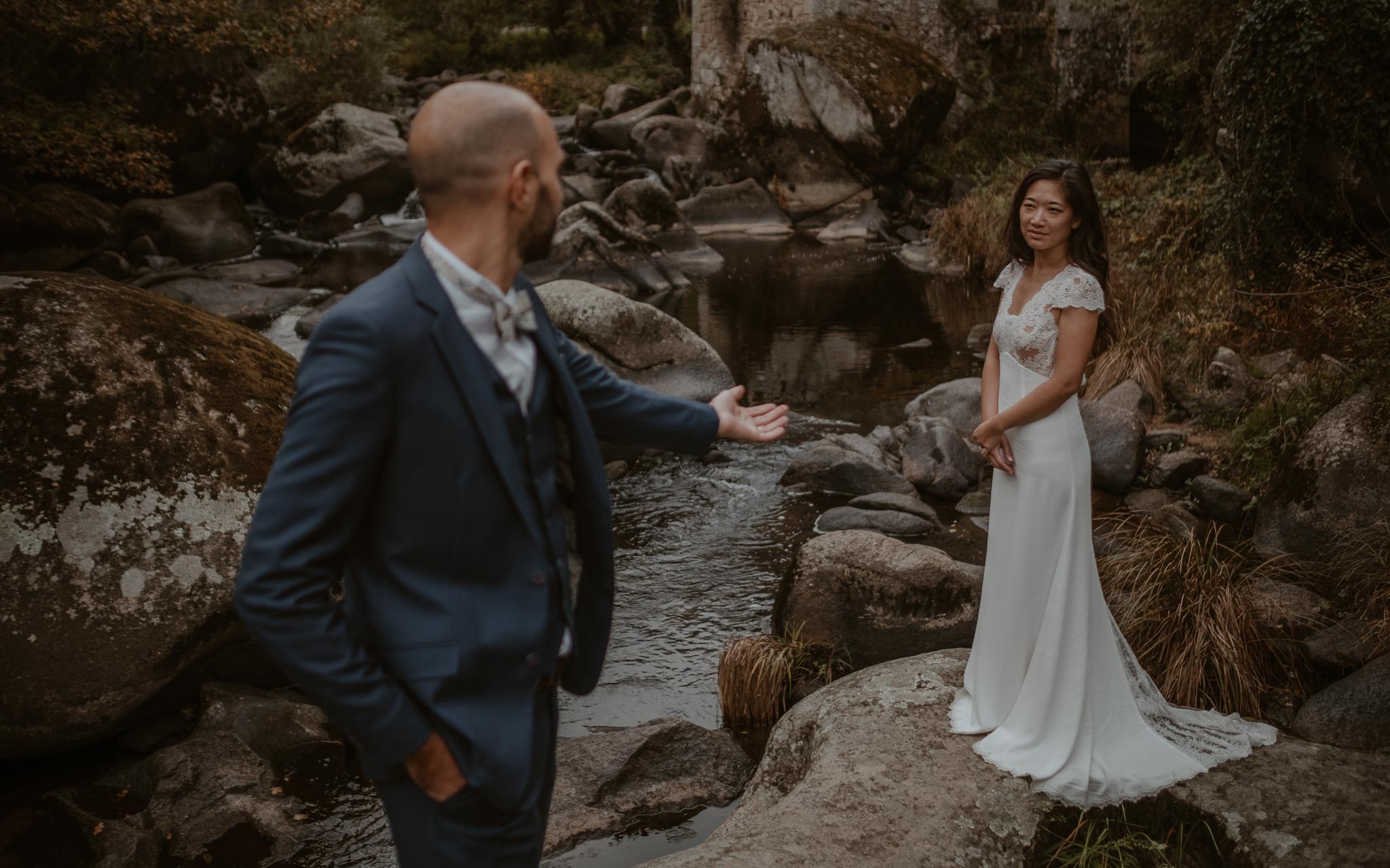 photo d’une séance de couple day-after romantique & onirique dans le lit d’une rivière en vendée par Geoffrey Arnoldy photographe