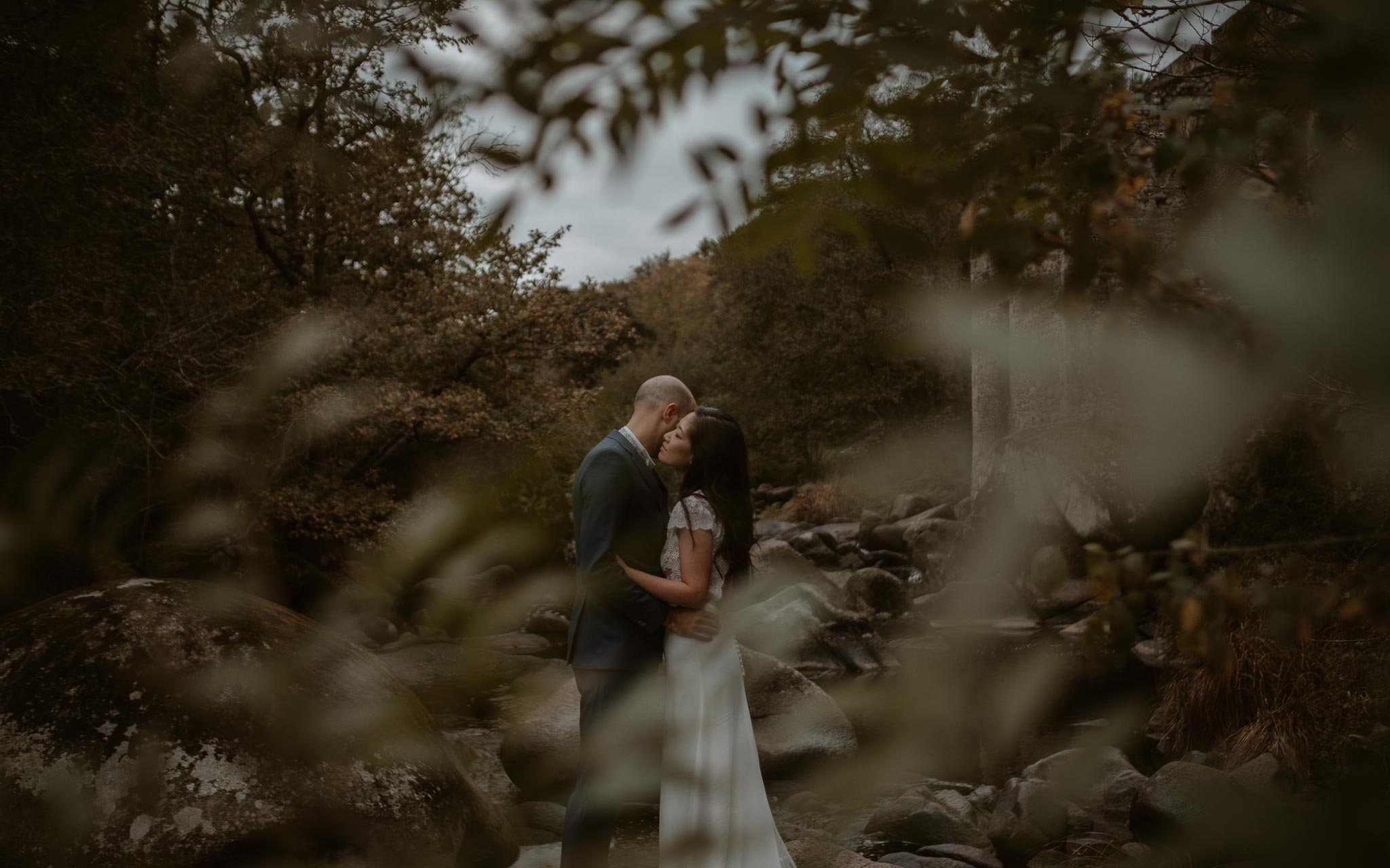 photo d’une séance de couple day-after romantique & onirique dans le lit d’une rivière en vendée par Geoffrey Arnoldy photographe