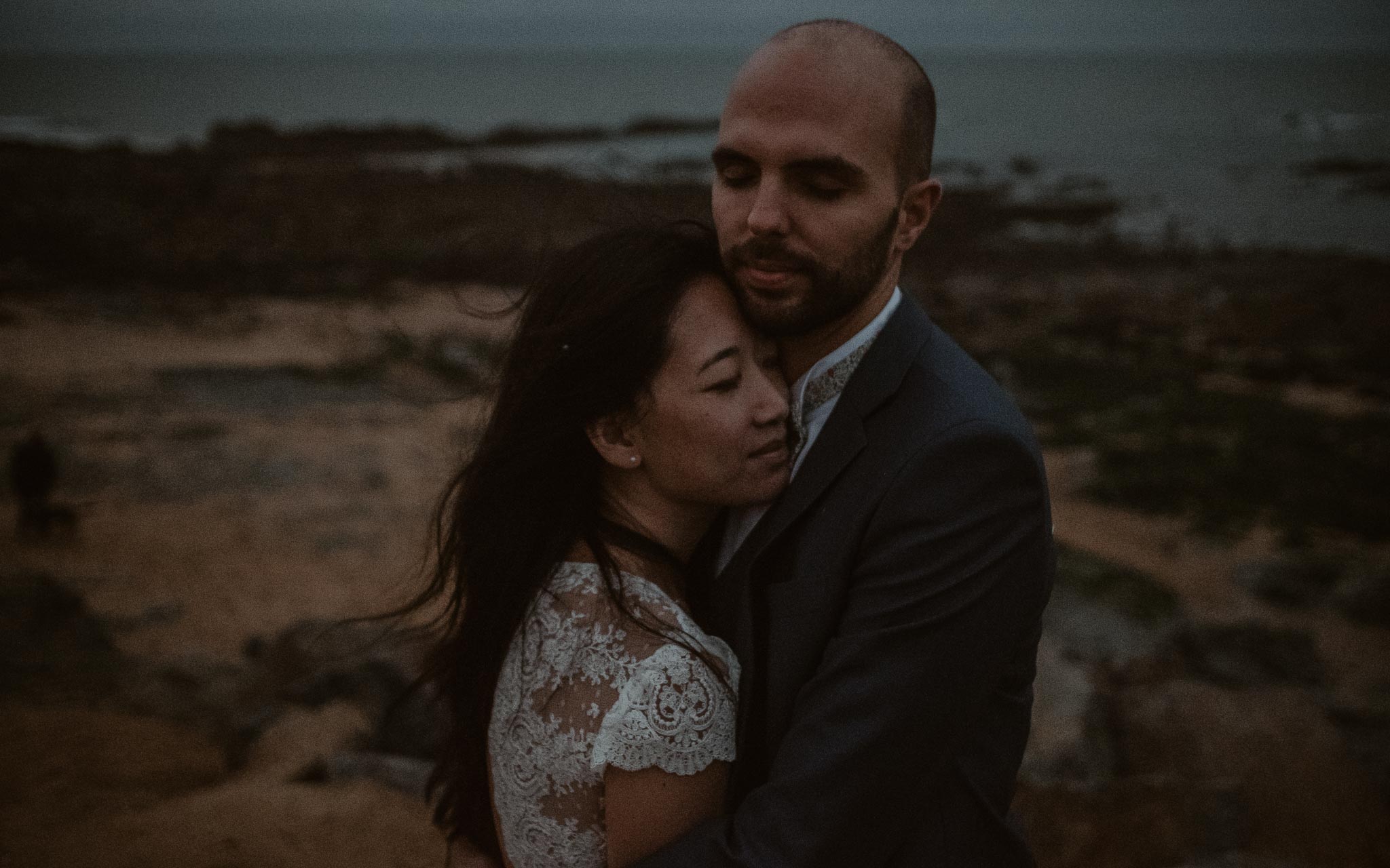 photo d’une séance de couple après mariage naturelle & onirique au bord de l’océan en vendée par Geoffrey Arnoldy photographe