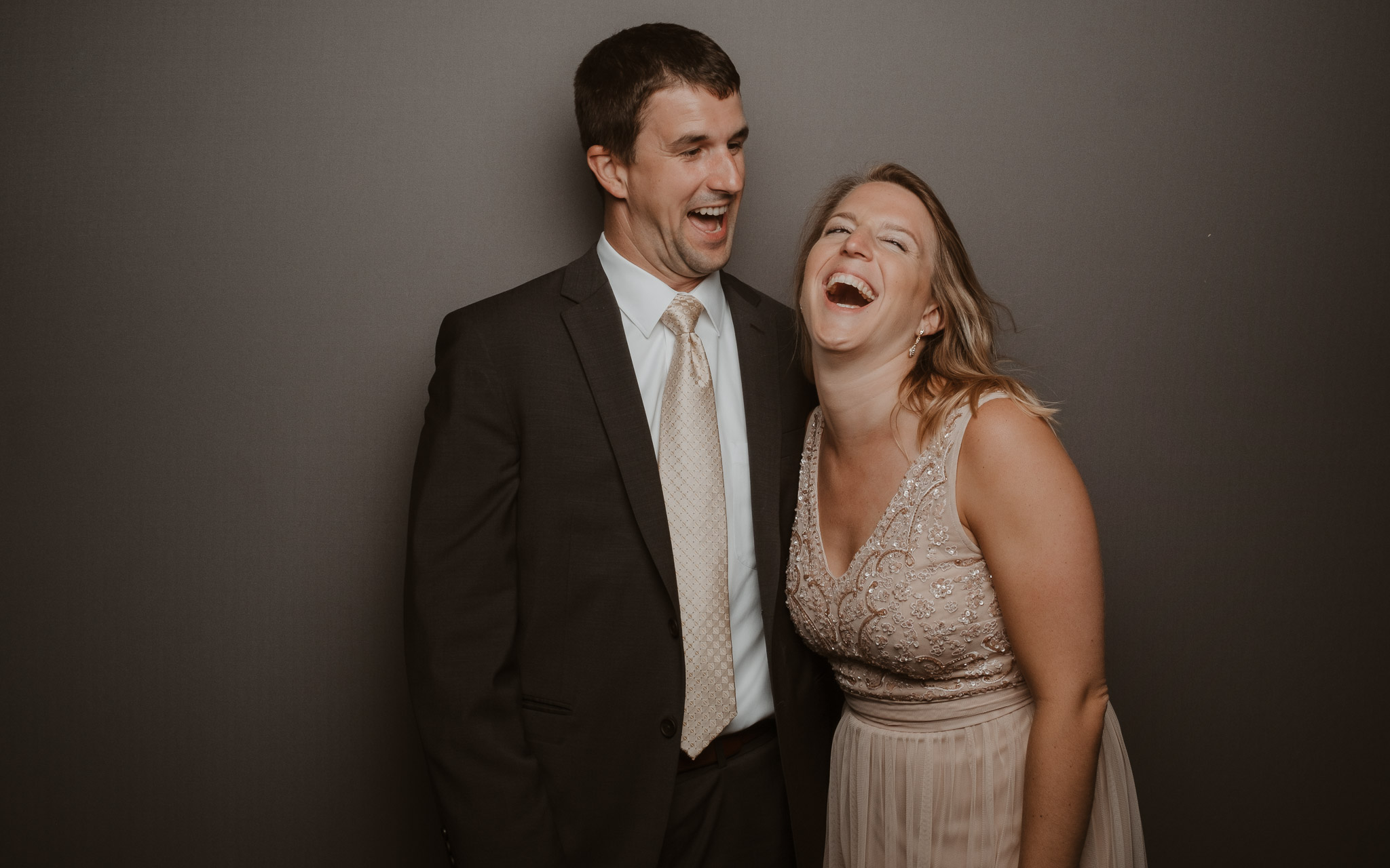 photographies d’un mariage américain au Château de l’Epinay à Saint Georges-sur-Loire