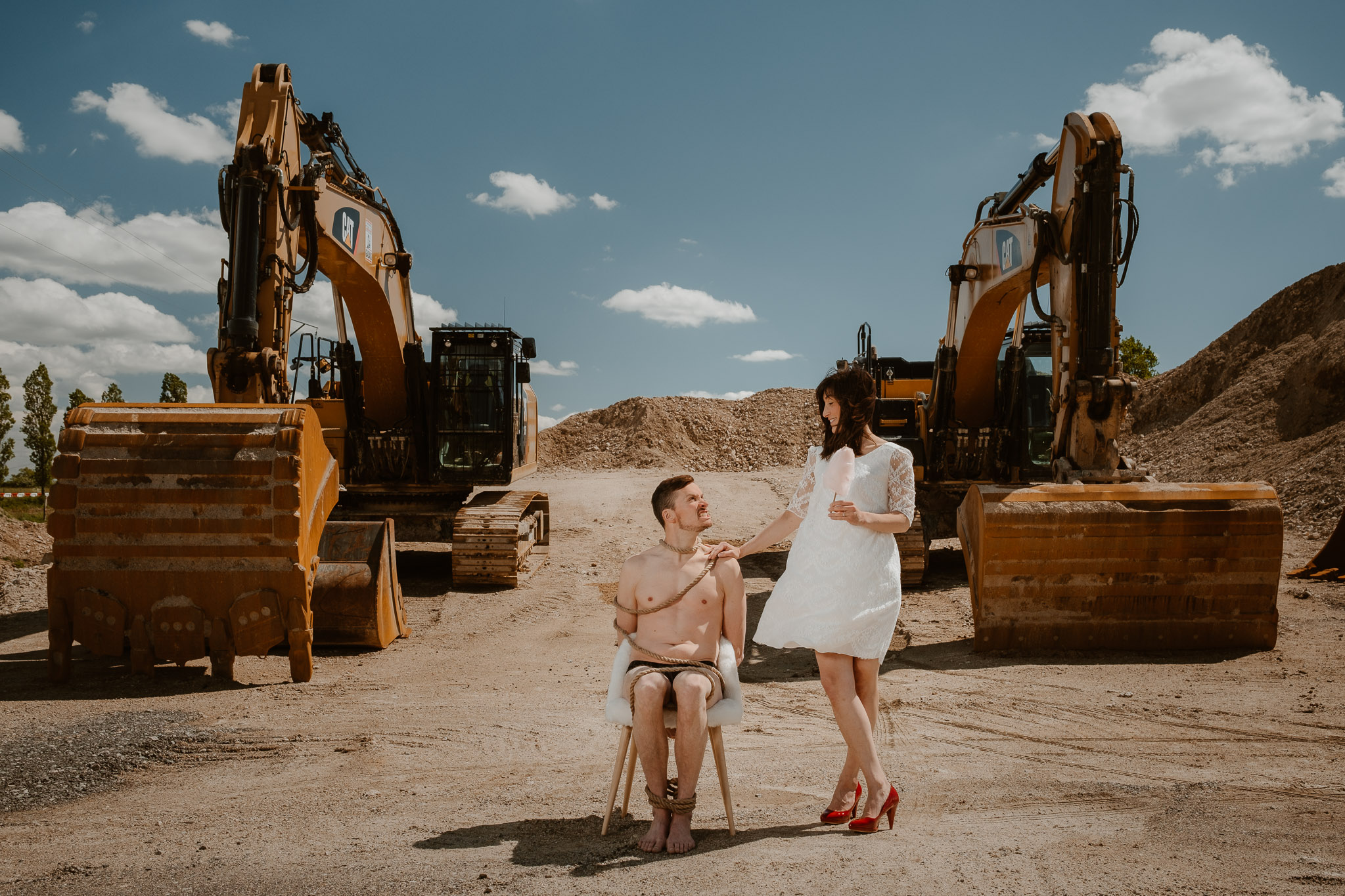 photo d’une séance de couple day-after décalée & grotesque inspirée des univers du théâtre par Geoffrey Arnoldy photographe