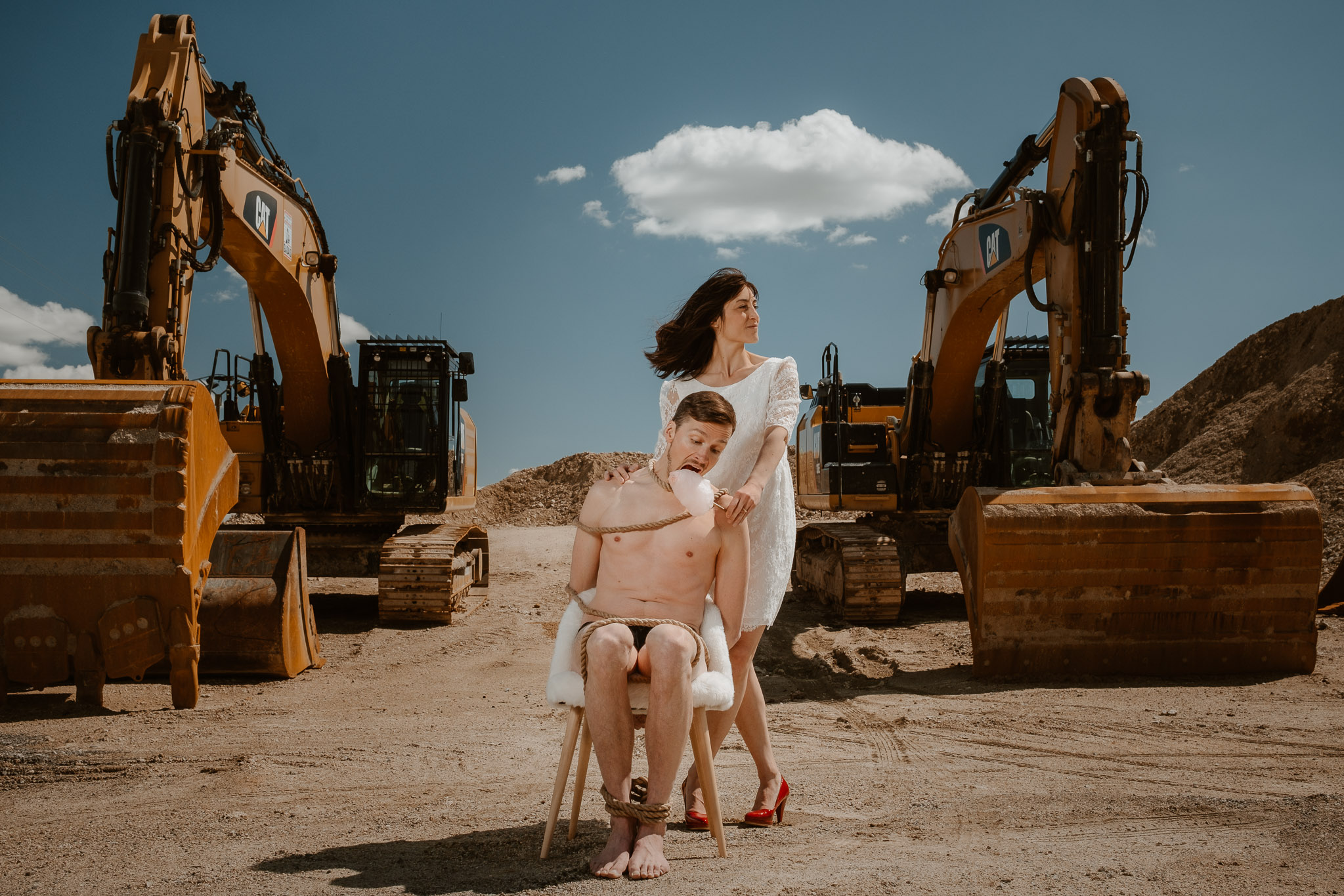 photo d’une séance de couple day-after décalée & grotesque inspirée des univers du théâtre par Geoffrey Arnoldy photographe