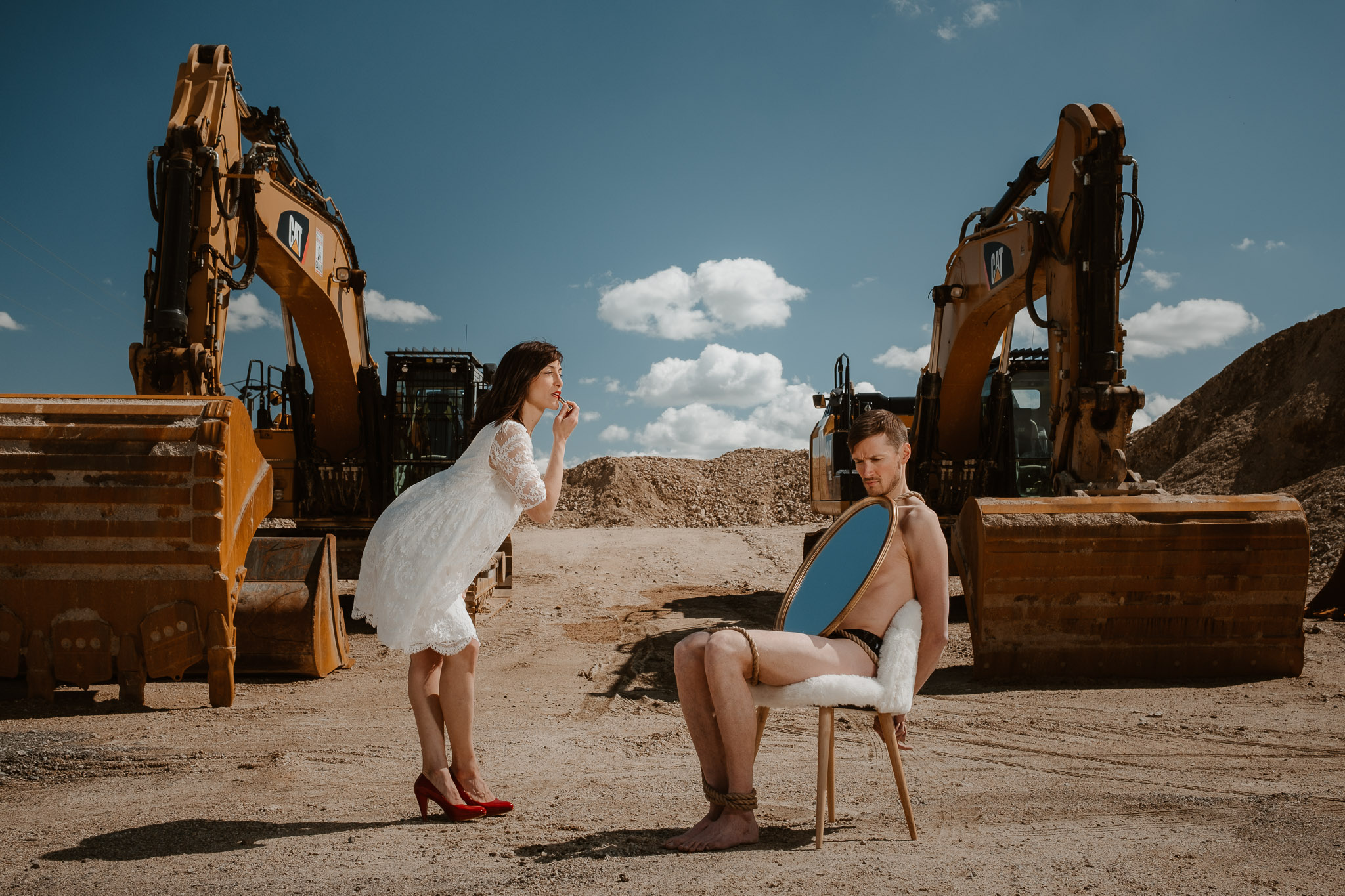 photo d’une séance de couple day-after décalée & grotesque inspirée des univers du théâtre par Geoffrey Arnoldy photographe