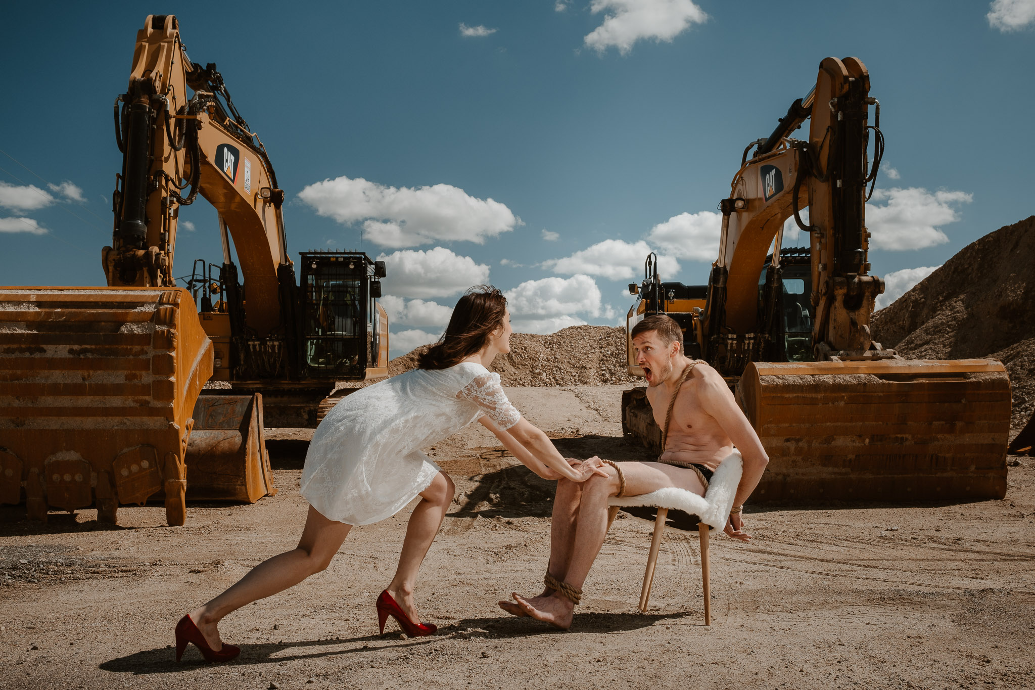 photo d’une séance de couple day-after décalée & grotesque inspirée des univers du théâtre par Geoffrey Arnoldy photographe