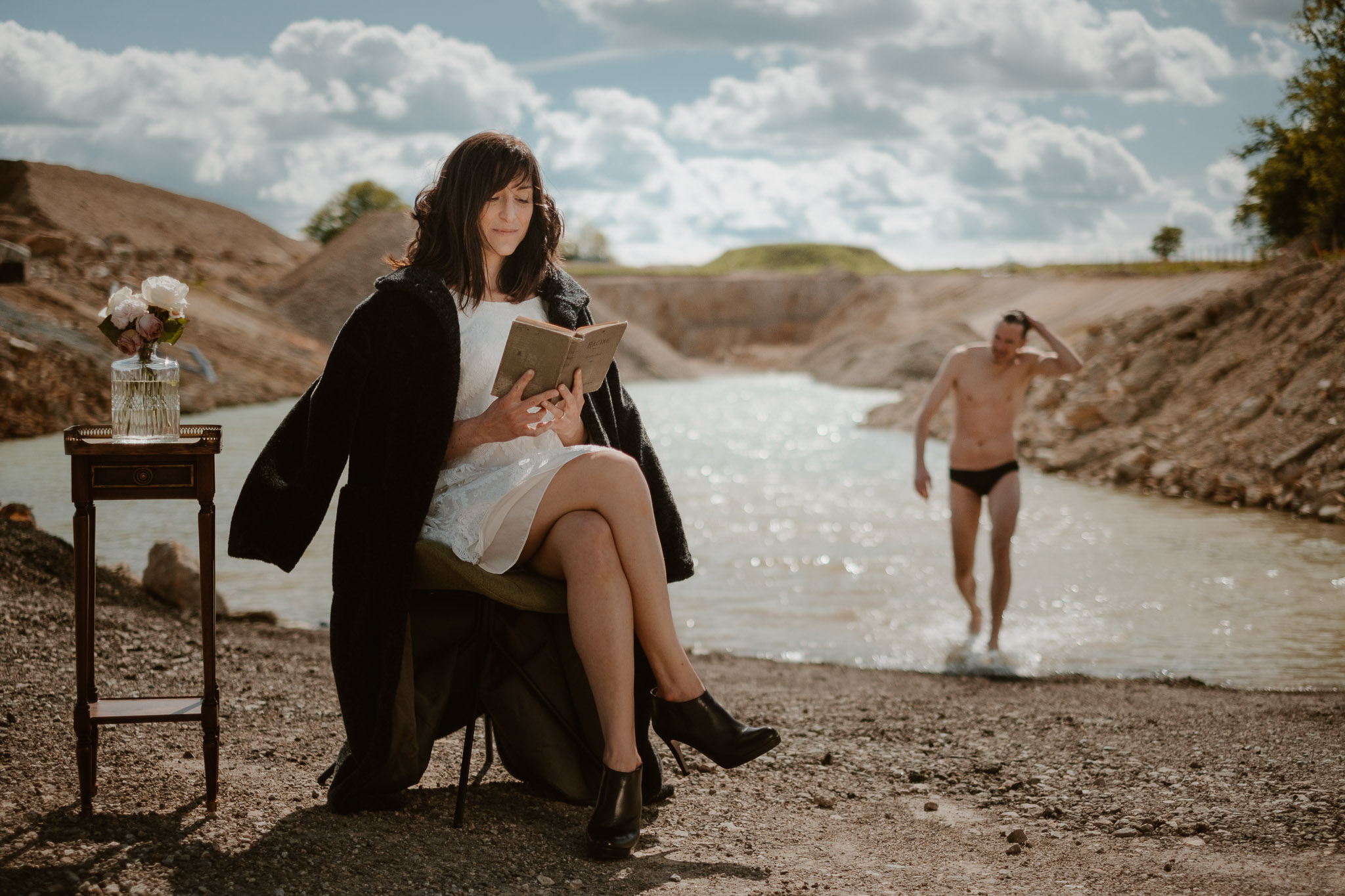 photo d’une séance de couple day-after décalée & grotesque inspirée des univers du théâtre par Geoffrey Arnoldy photographe