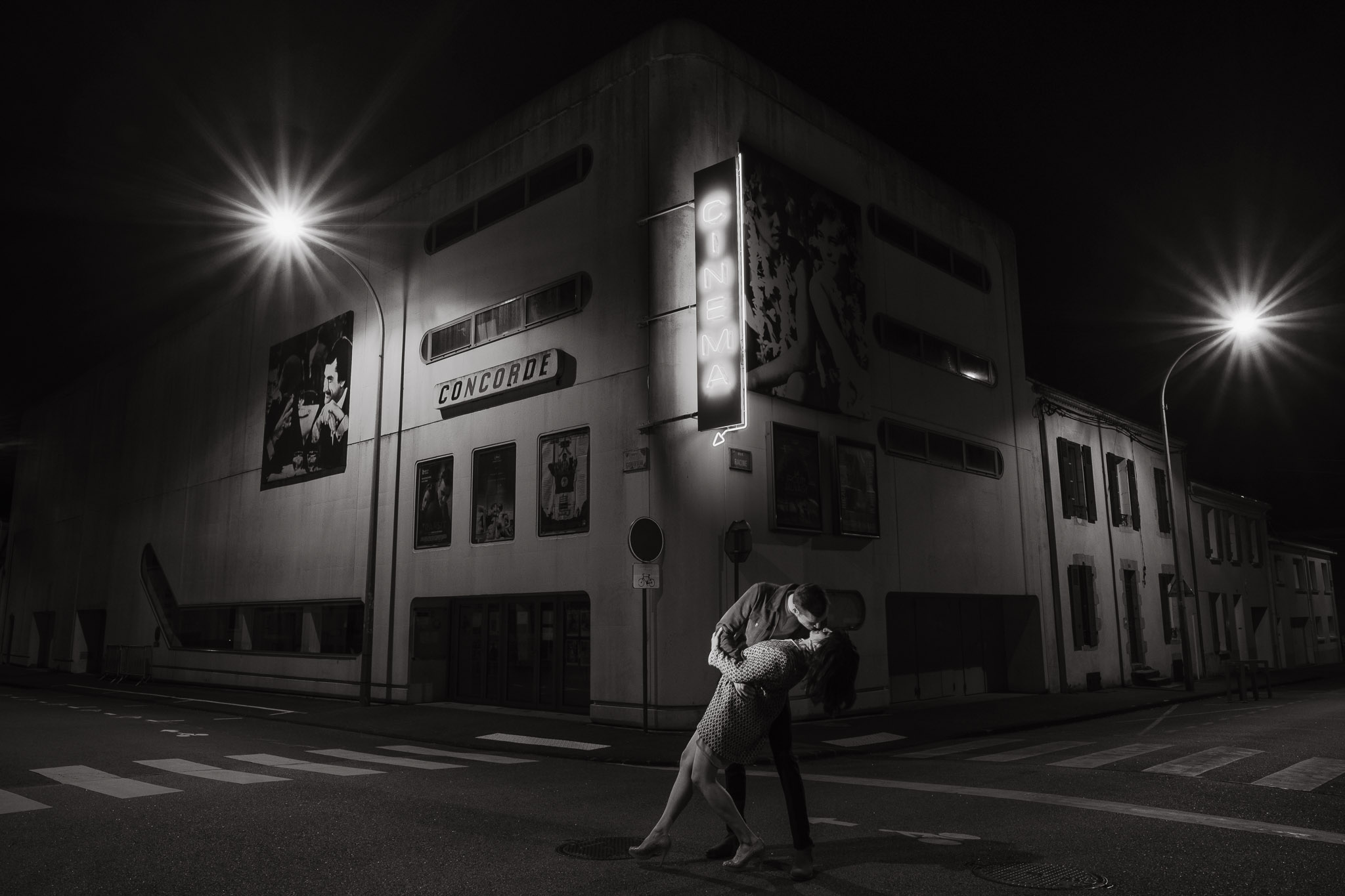 Baiser de cinéma extrait d’une séance de couple day-after originale & créative inspirée des univers du cinéma et de la mode par Geoffrey Arnoldy photographe