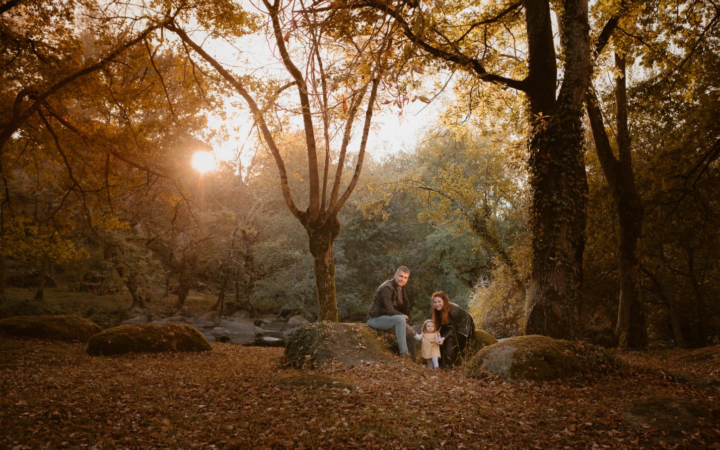 Séance photo de famille parents enfant en extérieur, à l’ambiance poétique en automne à Clisson par Geoffrey Arnoldy photographe