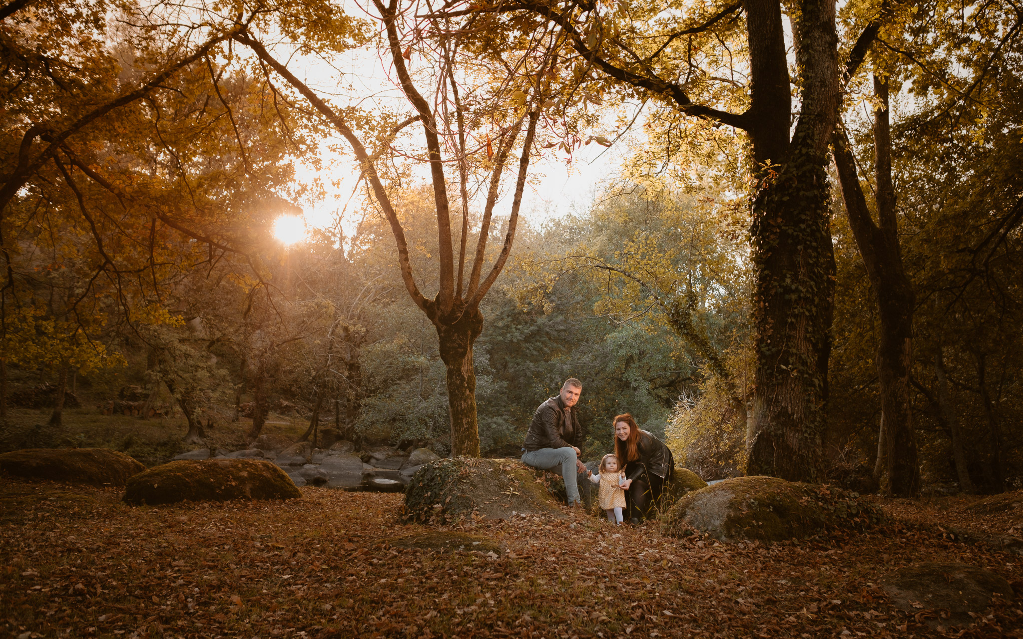 Séance photo de famille parents enfant en extérieur, à l’ambiance poétique en automne à Clisson par Geoffrey Arnoldy photographe