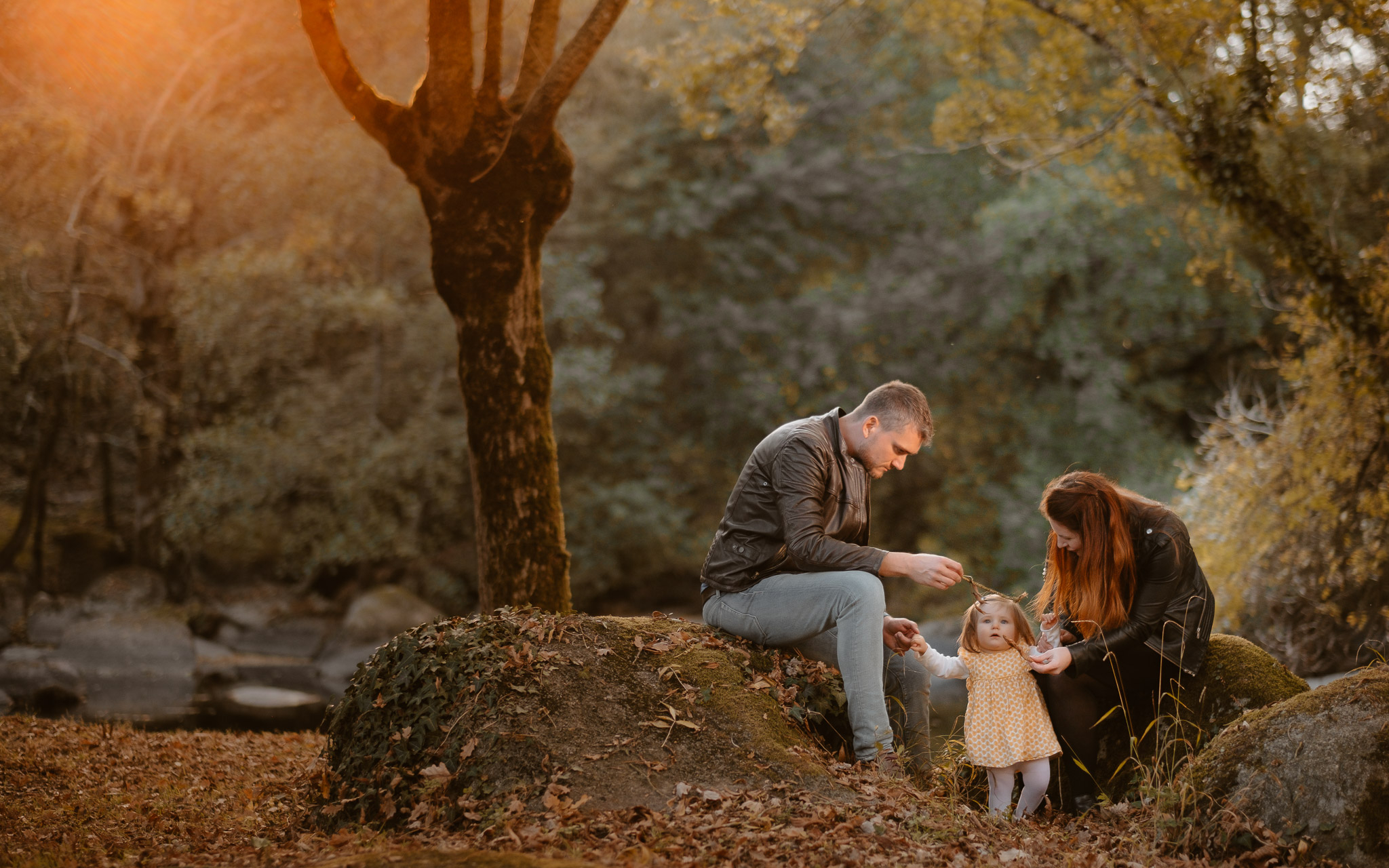 Séance photo de famille parents enfant en extérieur, à l’ambiance poétique en automne à Clisson par Geoffrey Arnoldy photographe