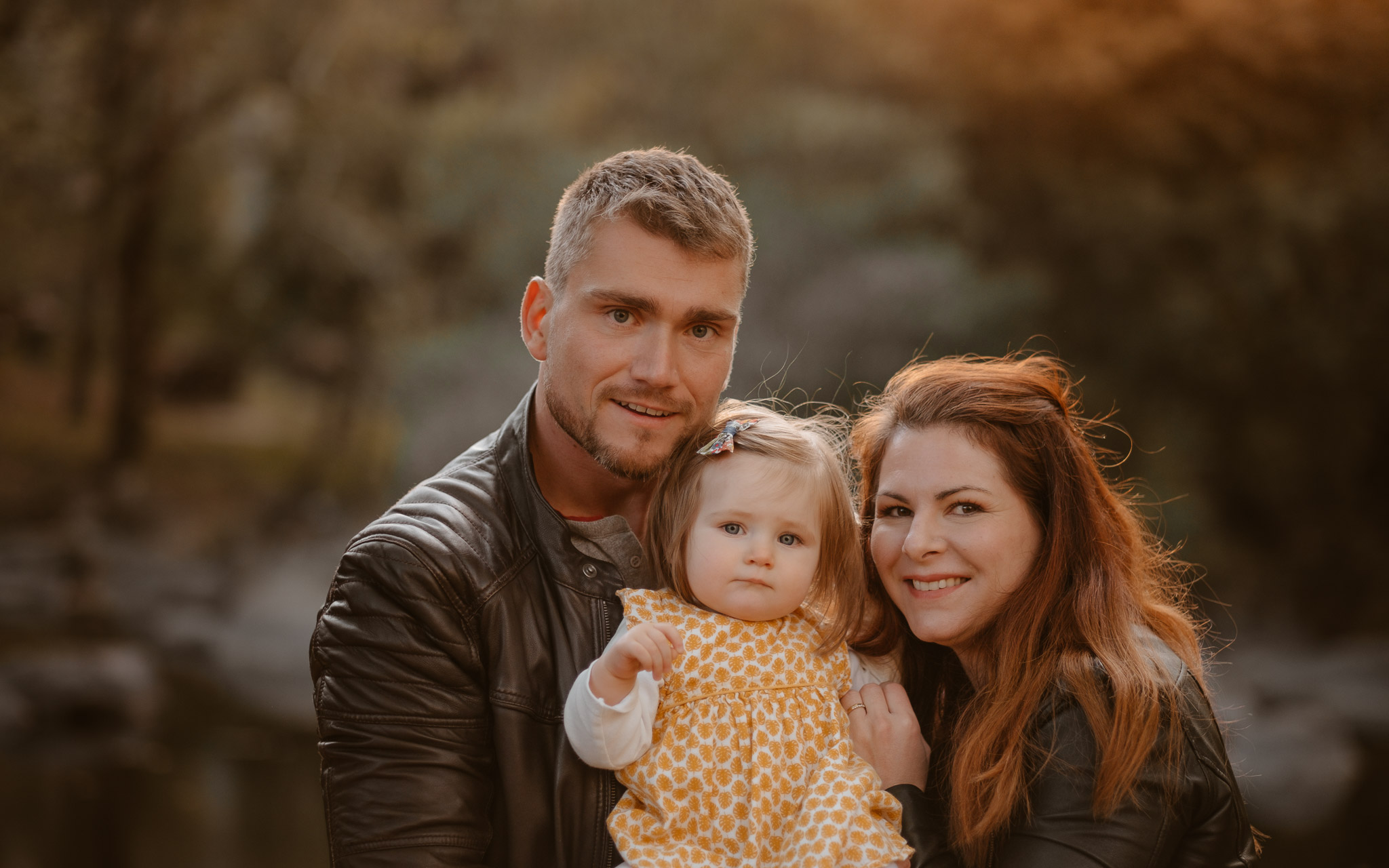 Séance photo de famille parents enfant en extérieur, à l’ambiance poétique en automne à Clisson par Geoffrey Arnoldy photographe