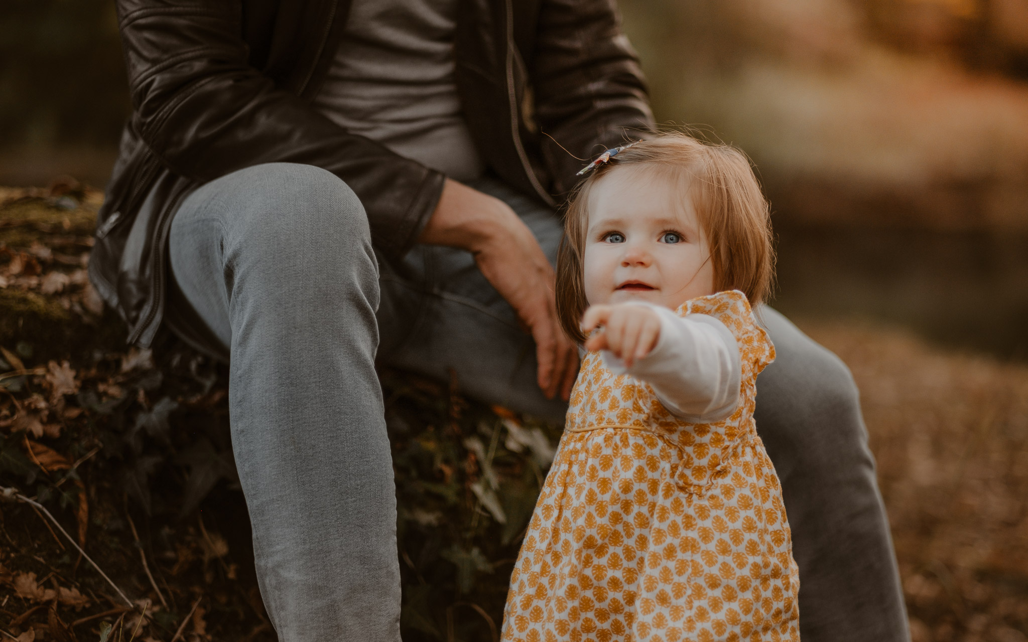 Séance photo de famille parents enfant en extérieur, à l’ambiance poétique en automne à Clisson par Geoffrey Arnoldy photographe