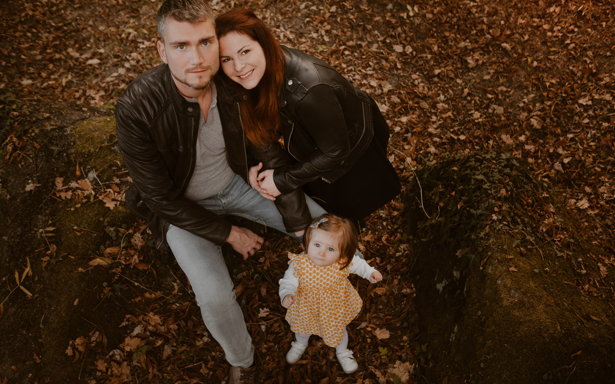 Séance photo de famille parents enfant en extérieur, à l’ambiance poétique en automne à Clisson par Geoffrey Arnoldy photographe