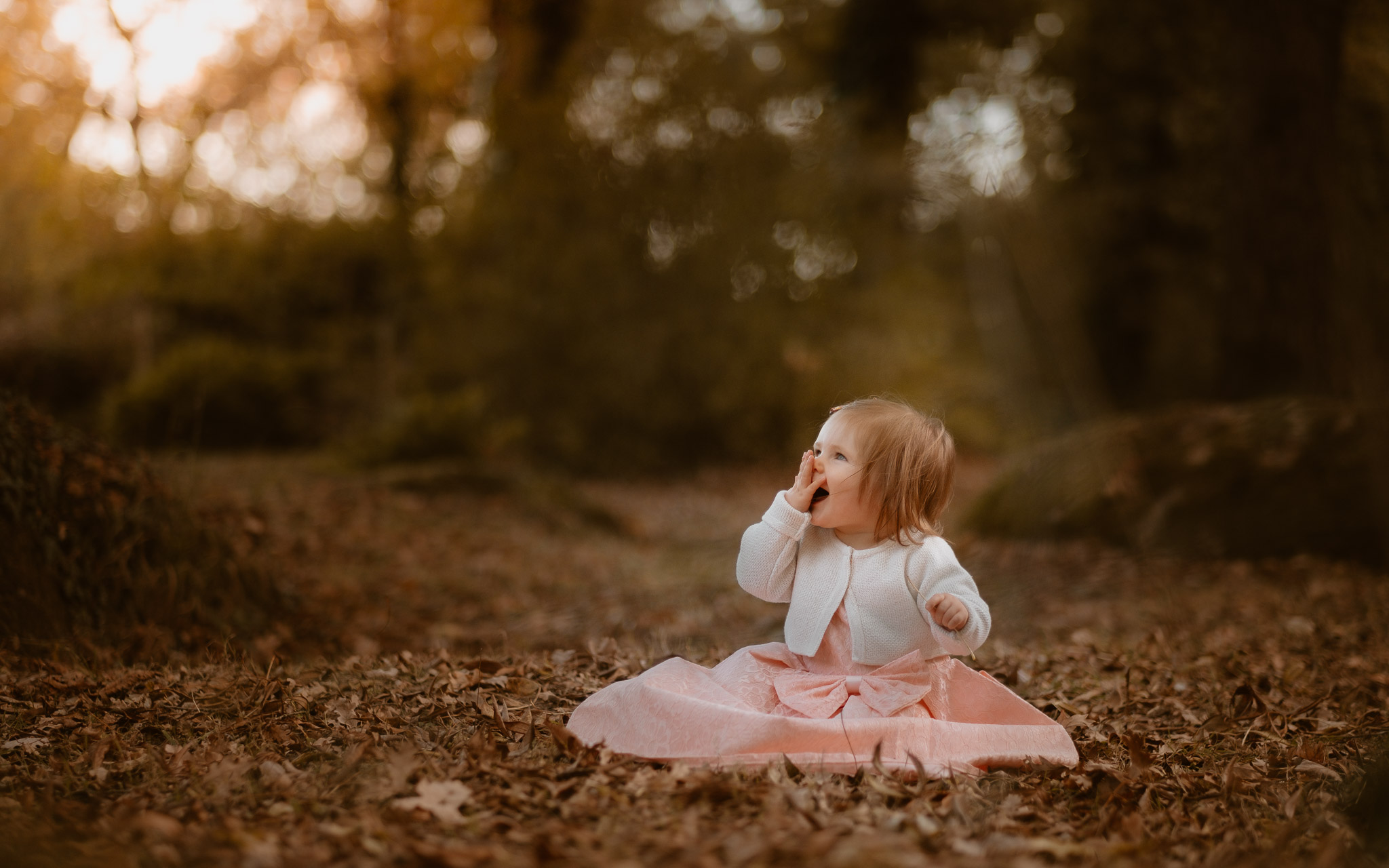 Séance photo de famille parents enfant en extérieur, à l’ambiance poétique en automne à Clisson par Geoffrey Arnoldy photographe