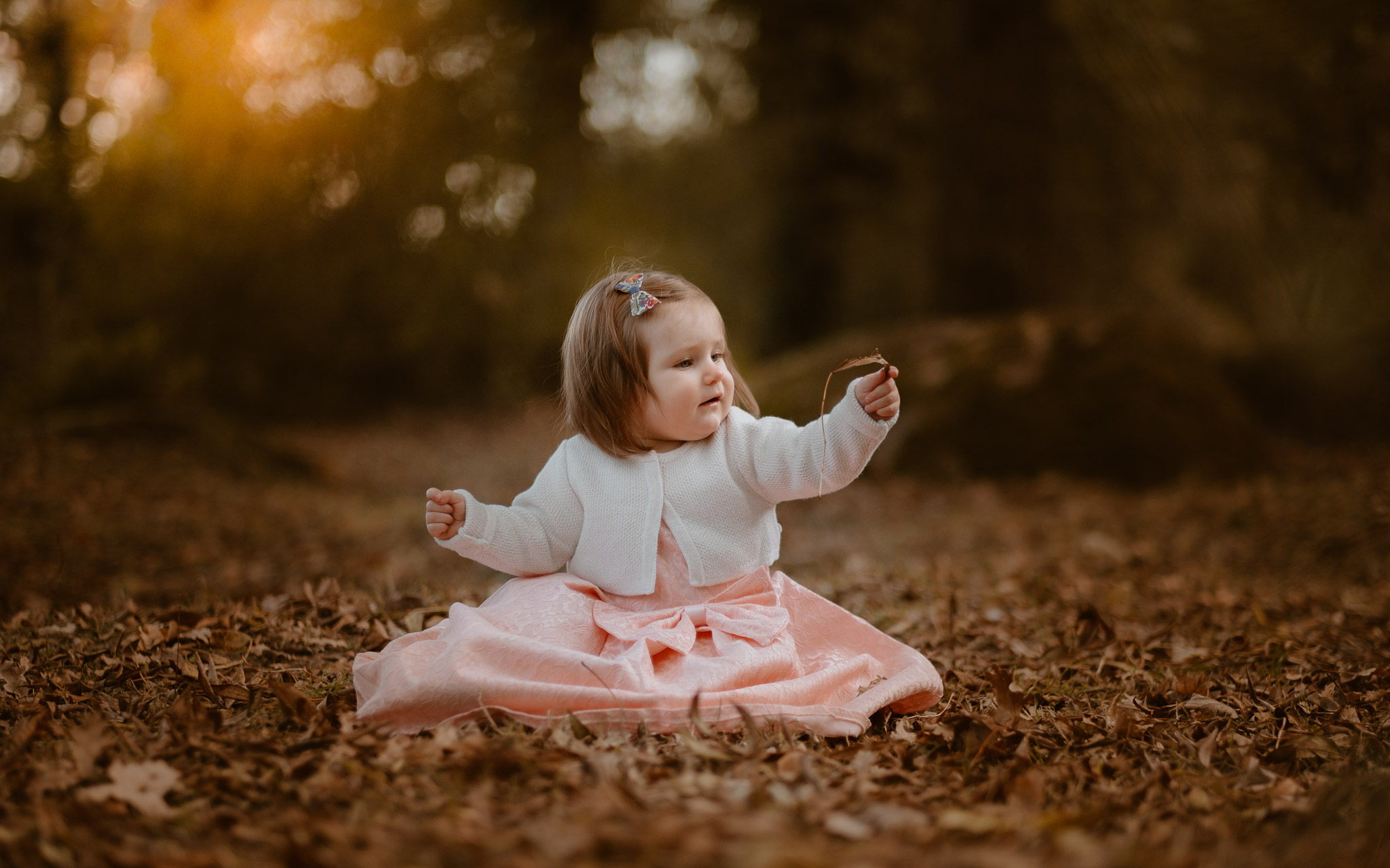 Séance photo de famille parents enfant en extérieur, à l’ambiance poétique en automne à Clisson par Geoffrey Arnoldy photographe