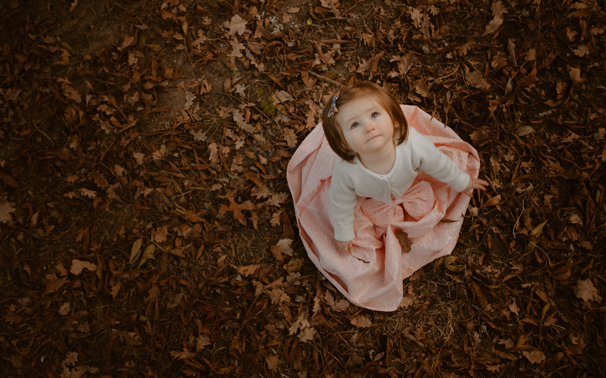 Séance photo de famille parents enfant en extérieur, à l’ambiance poétique en automne à Clisson par Geoffrey Arnoldy photographe