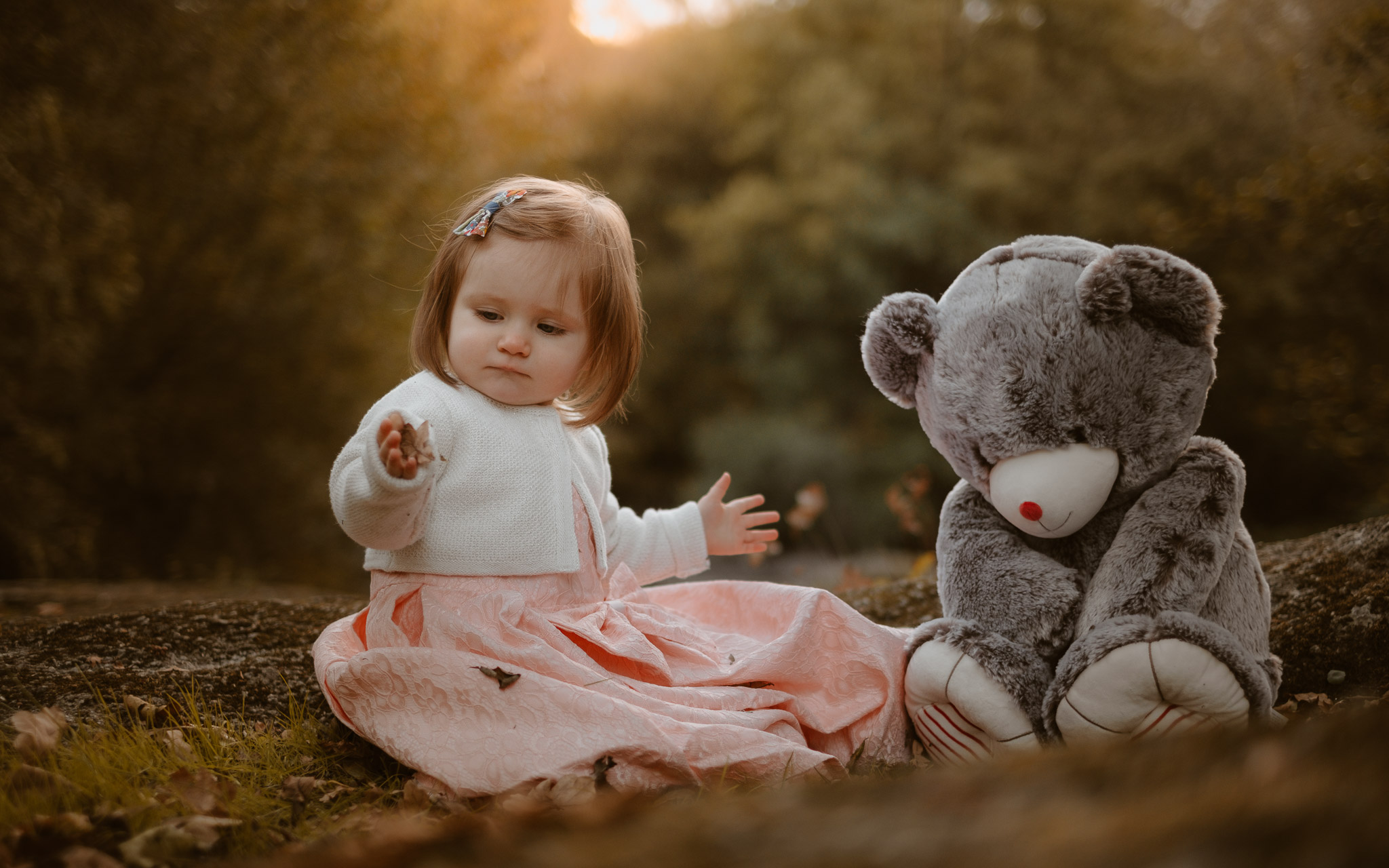 Séance photo de famille parents enfant en extérieur, à l’ambiance poétique en automne à Clisson par Geoffrey Arnoldy photographe