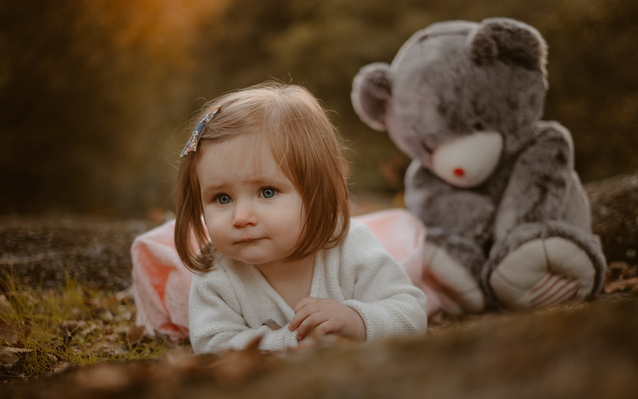 Séance photo de famille parents enfant en extérieur, à l’ambiance poétique en automne à Clisson par Geoffrey Arnoldy photographe