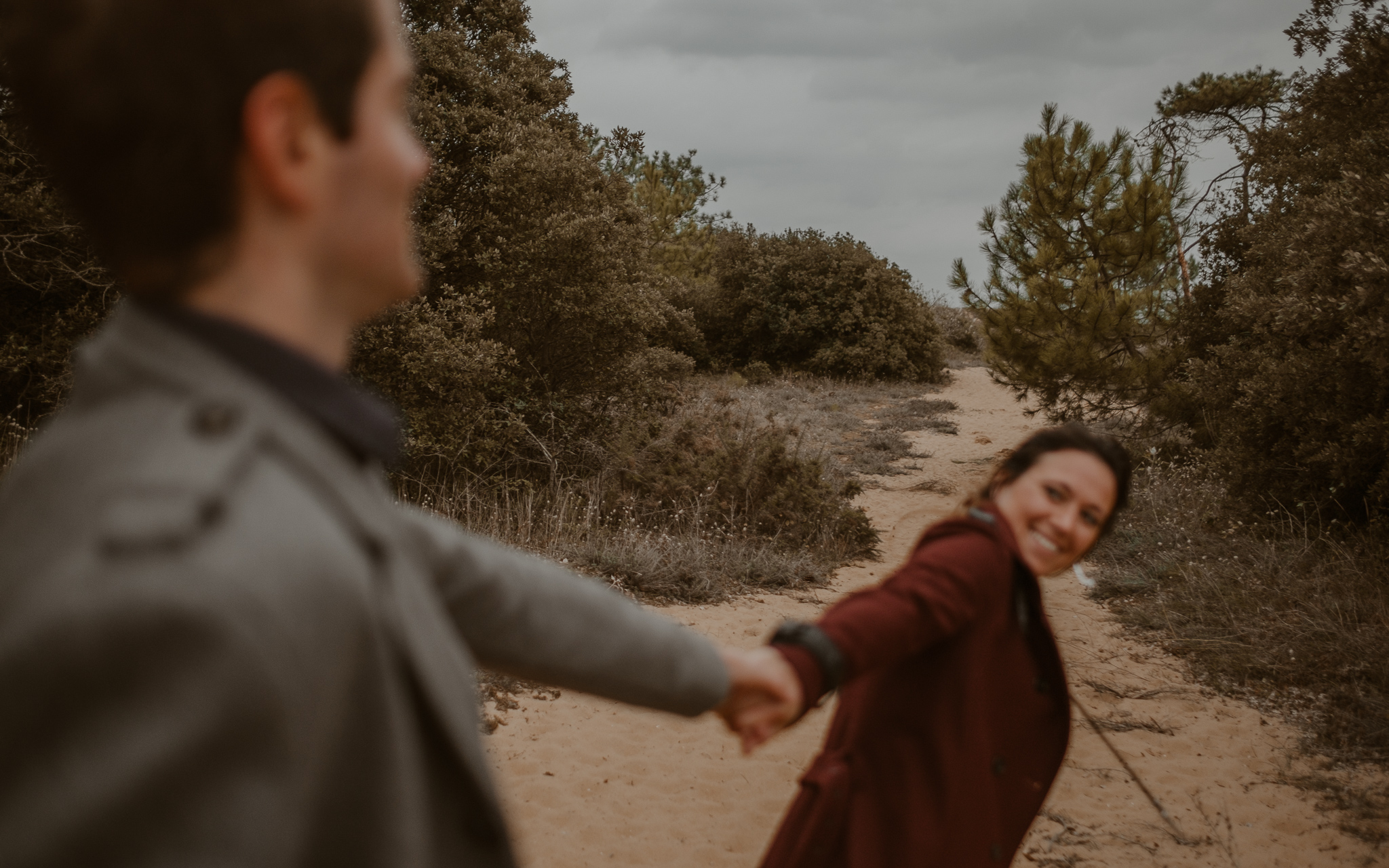 séance engagement romantique d’un couple amoureux sur la plage en Vendée par Geoffrey Arnoldy photographe