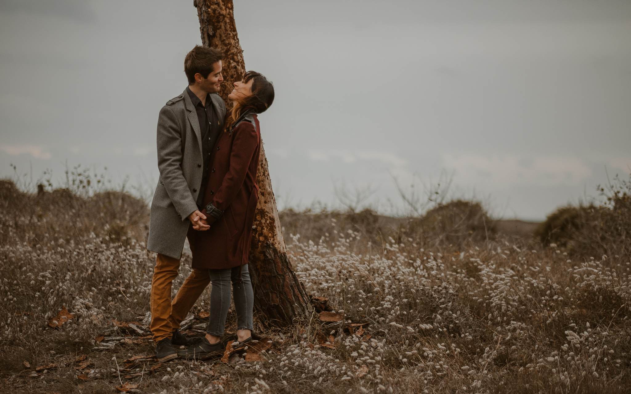 séance engagement romantique d’un couple amoureux sur la plage en Vendée par Geoffrey Arnoldy photographe