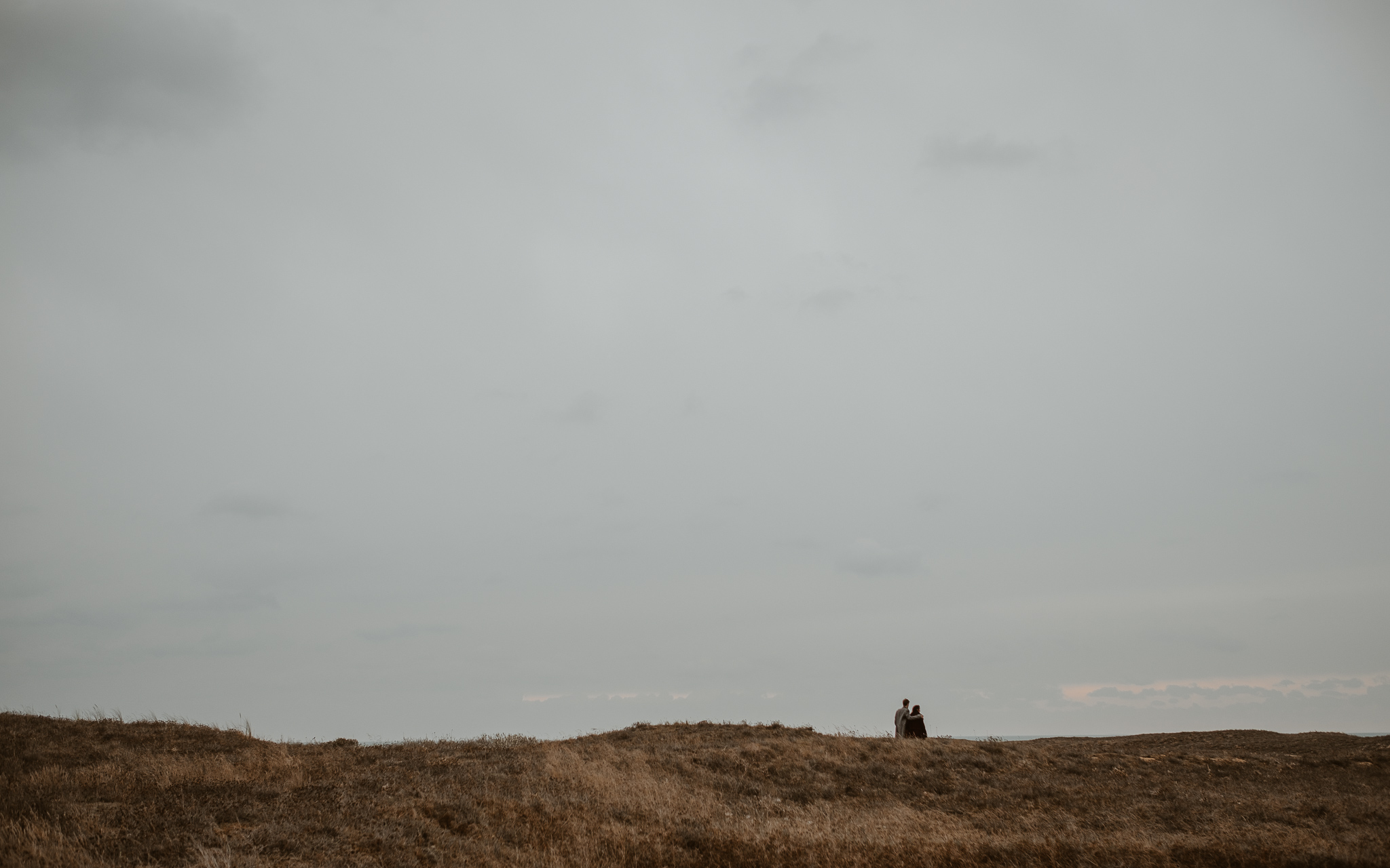 séance engagement romantique d’un couple amoureux sur la plage en Vendée par Geoffrey Arnoldy photographe