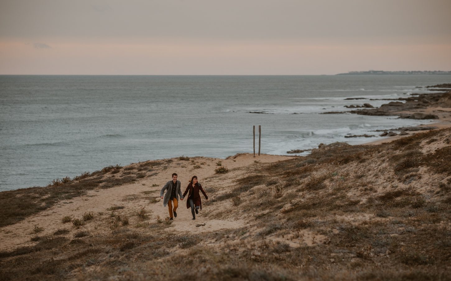 séance engagement romantique d’un couple amoureux sur la plage en Vendée par Geoffrey Arnoldy photographe