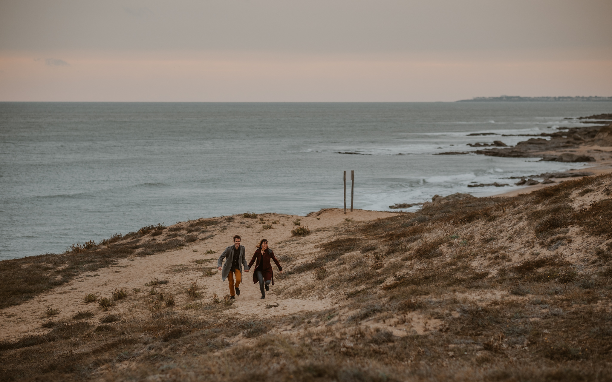 séance engagement romantique d’un couple amoureux sur la plage en Vendée par Geoffrey Arnoldy photographe