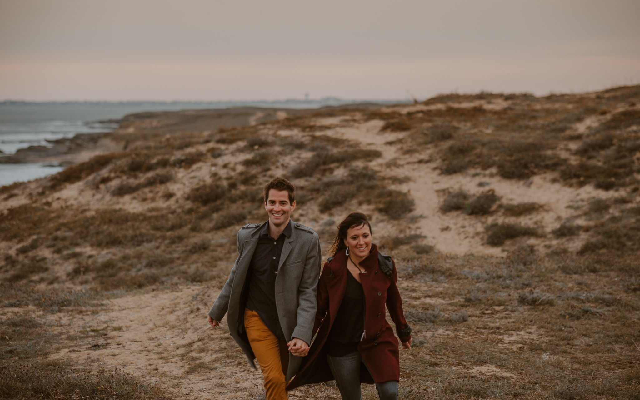 séance engagement romantique d’un couple amoureux sur la plage en Vendée par Geoffrey Arnoldy photographe