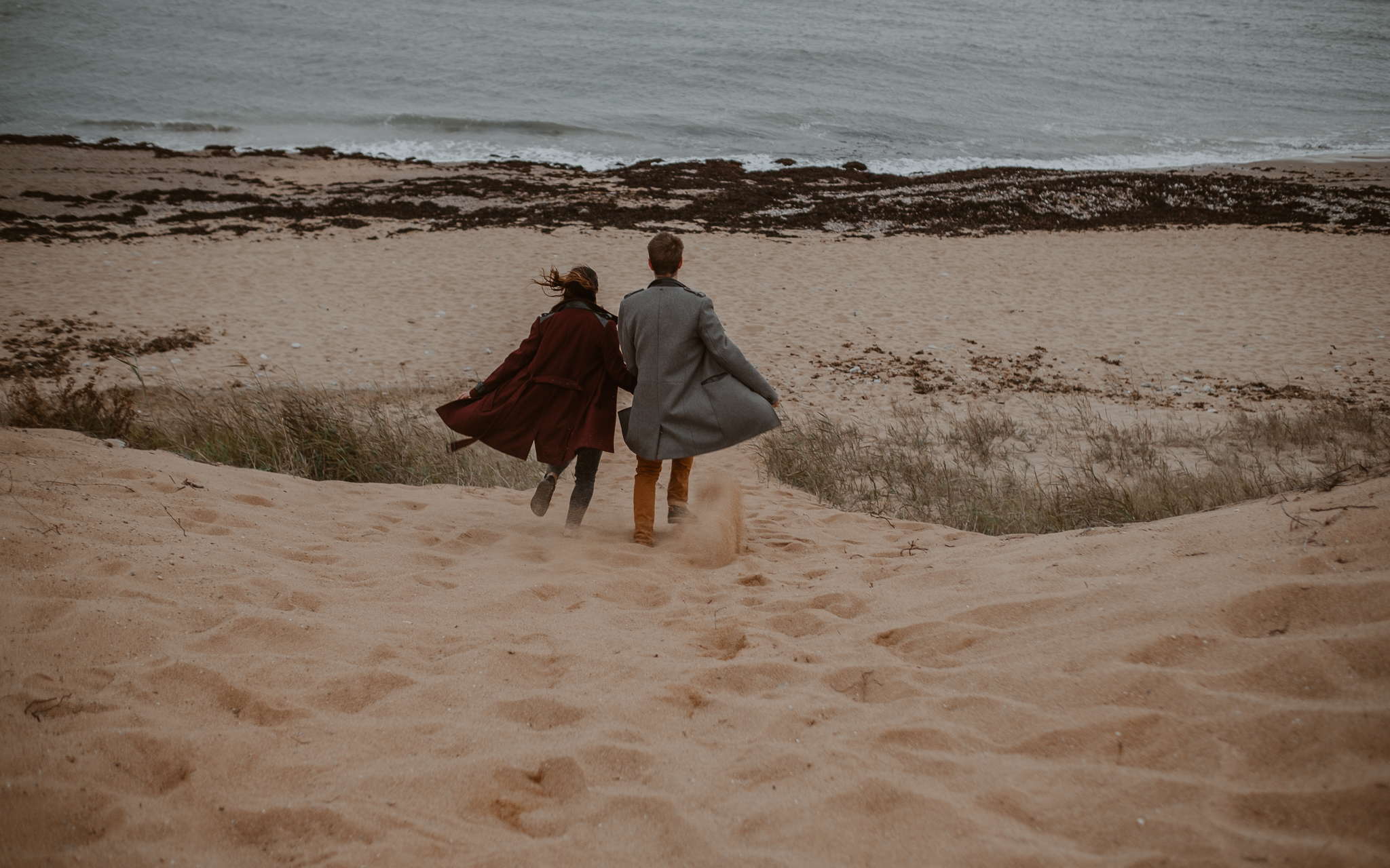séance engagement romantique d’un couple amoureux sur la plage en Vendée par Geoffrey Arnoldy photographe