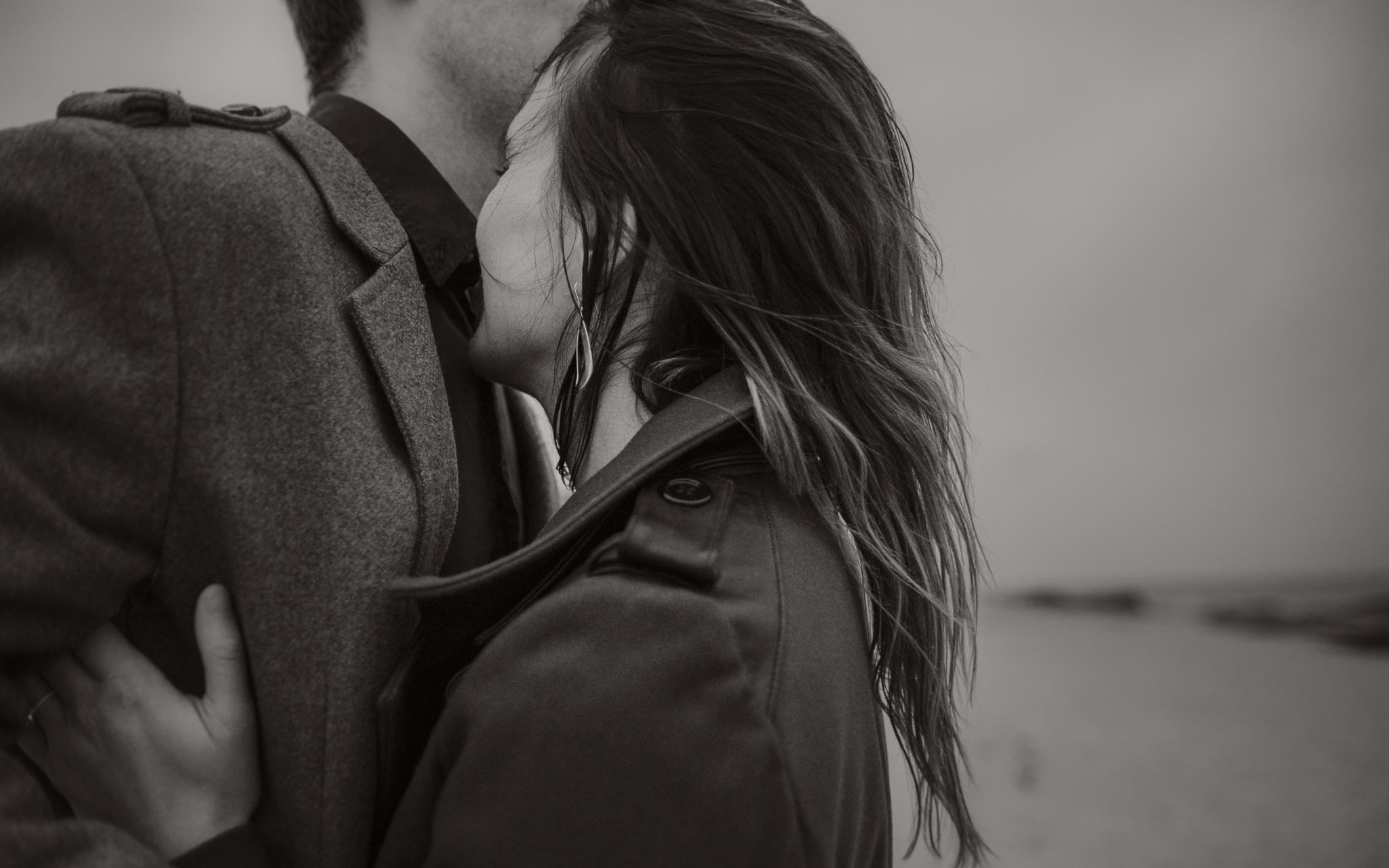 séance engagement romantique d’un couple amoureux sur la plage en Vendée par Geoffrey Arnoldy photographe