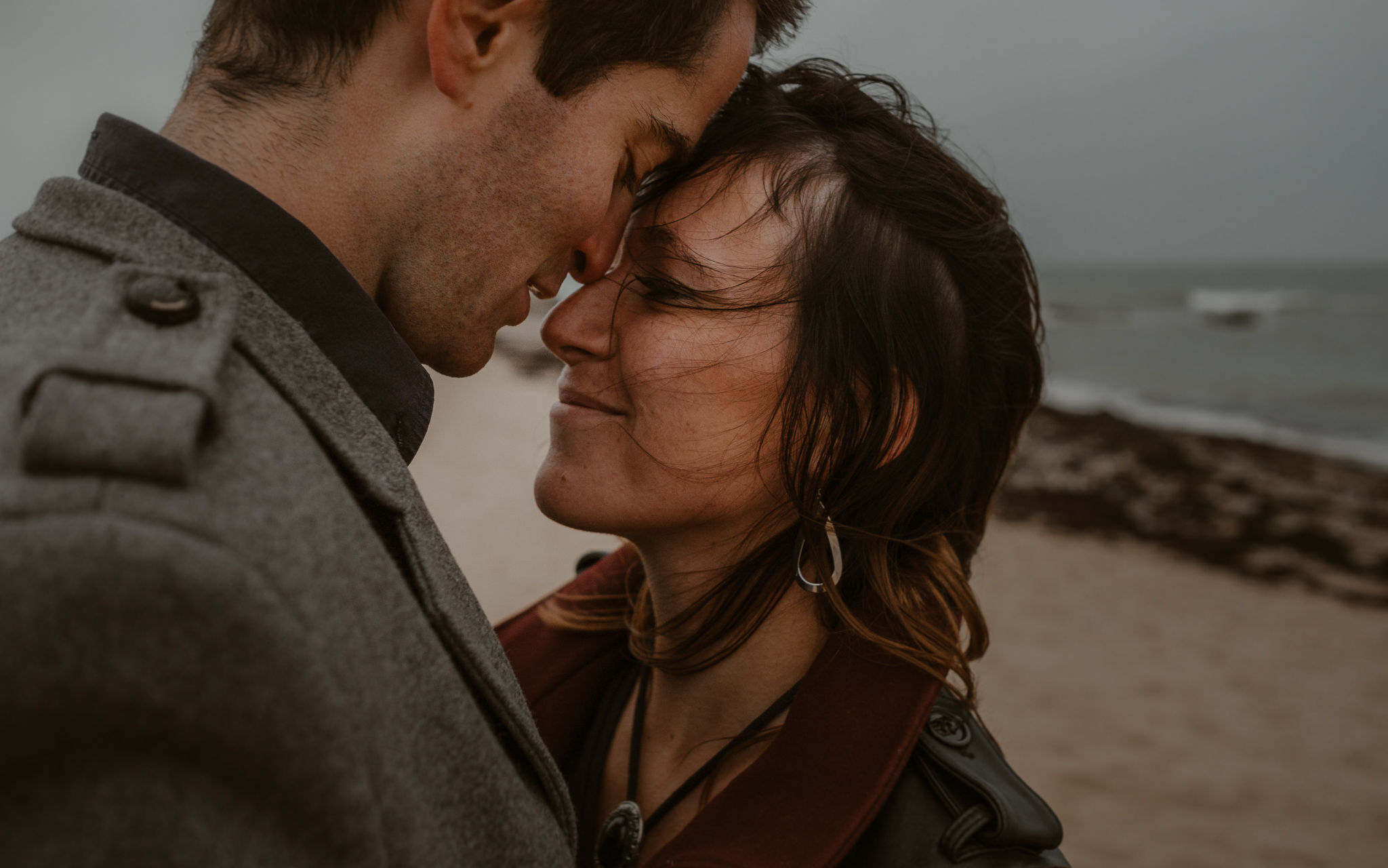 séance engagement romantique d’un couple amoureux sur la plage en Vendée par Geoffrey Arnoldy photographe