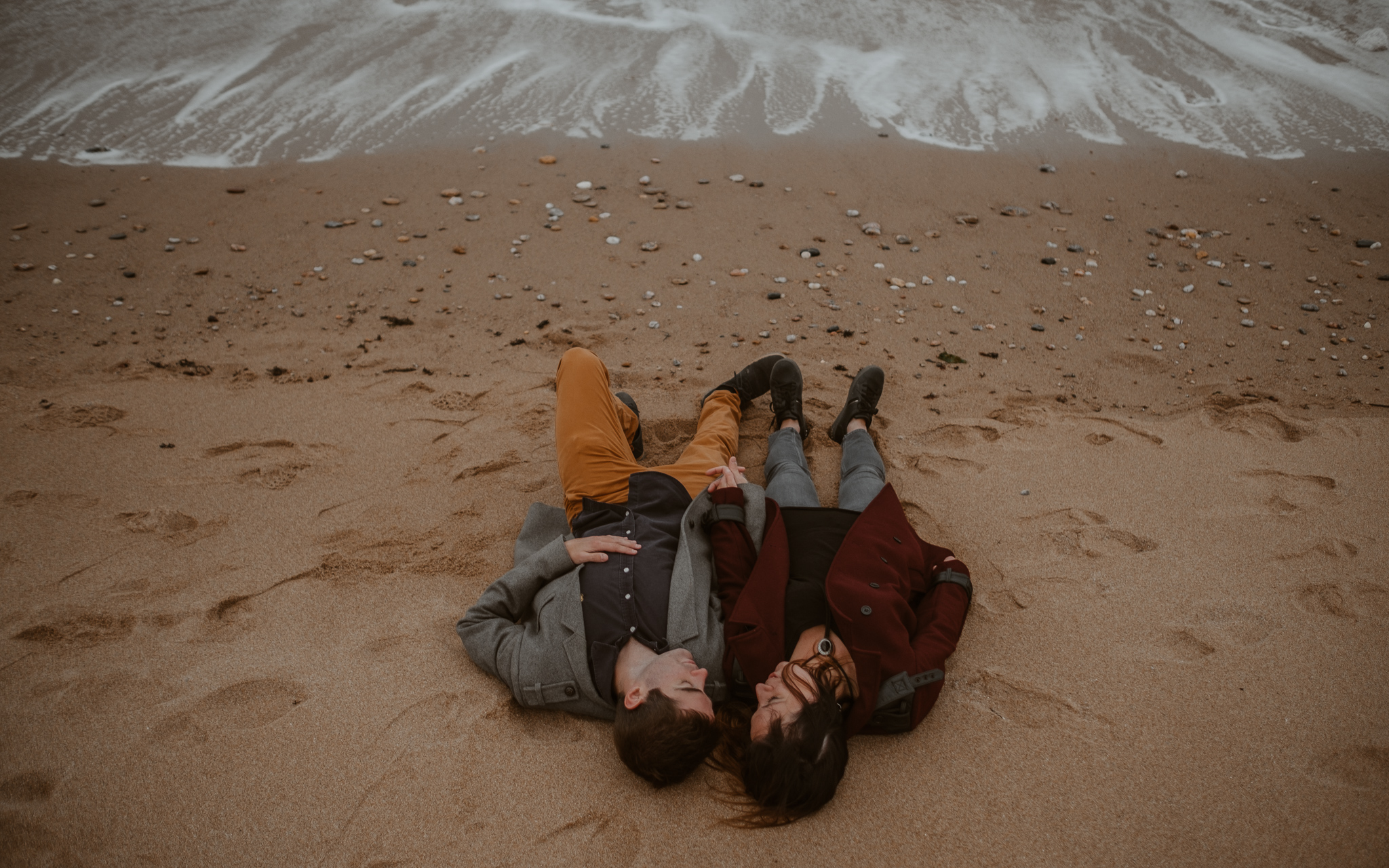 séance engagement romantique d’un couple amoureux sur la plage en Vendée par Geoffrey Arnoldy photographe