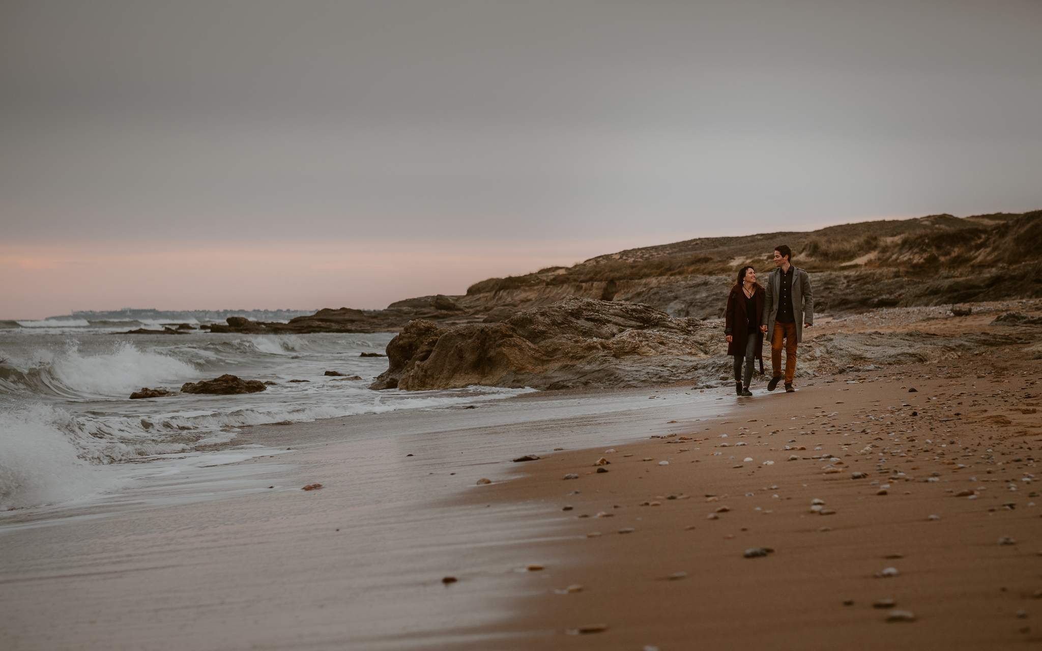 séance engagement romantique d’un couple amoureux sur la plage en Vendée par Geoffrey Arnoldy photographe