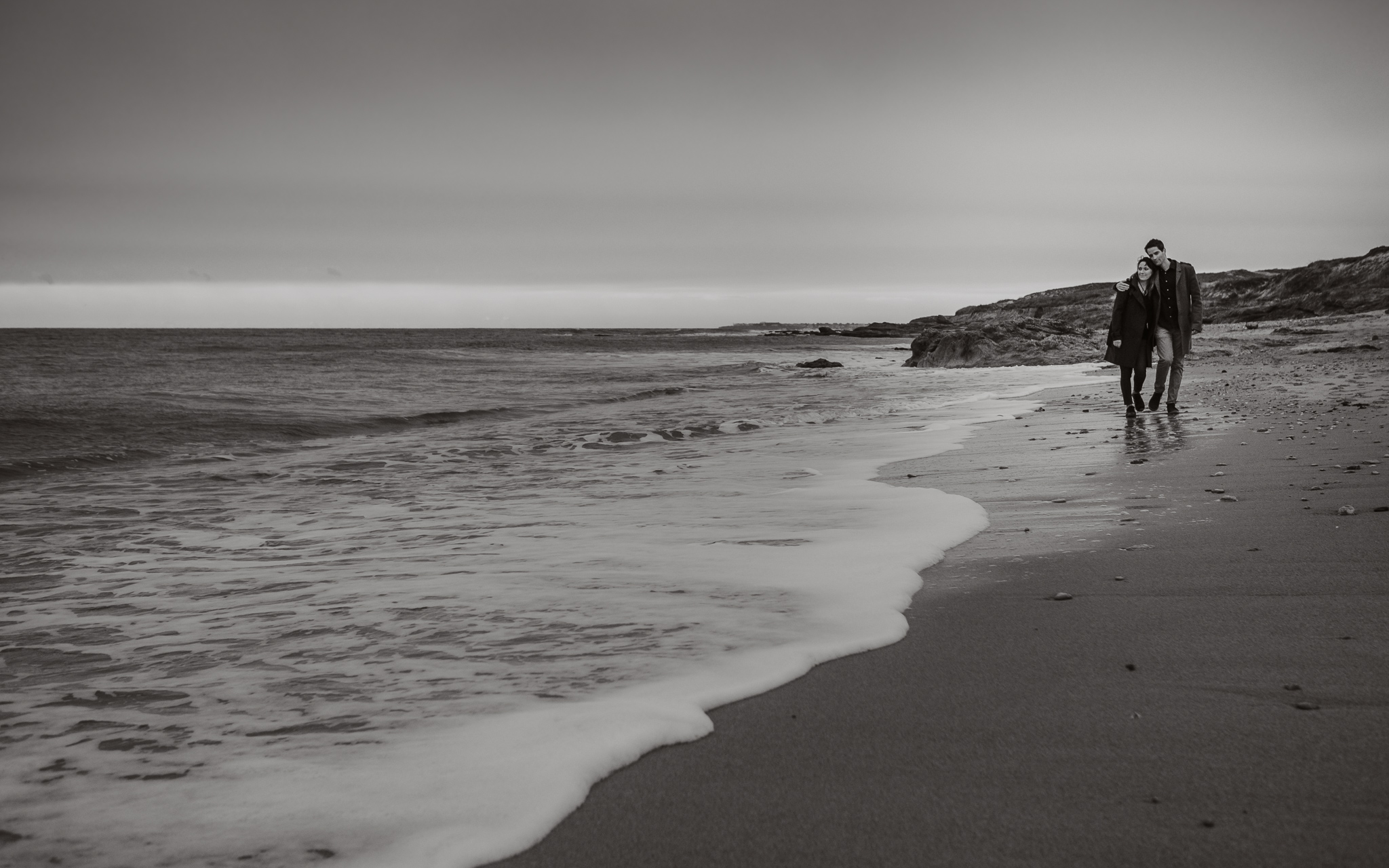 séance engagement romantique d’un couple amoureux sur la plage en Vendée par Geoffrey Arnoldy photographe