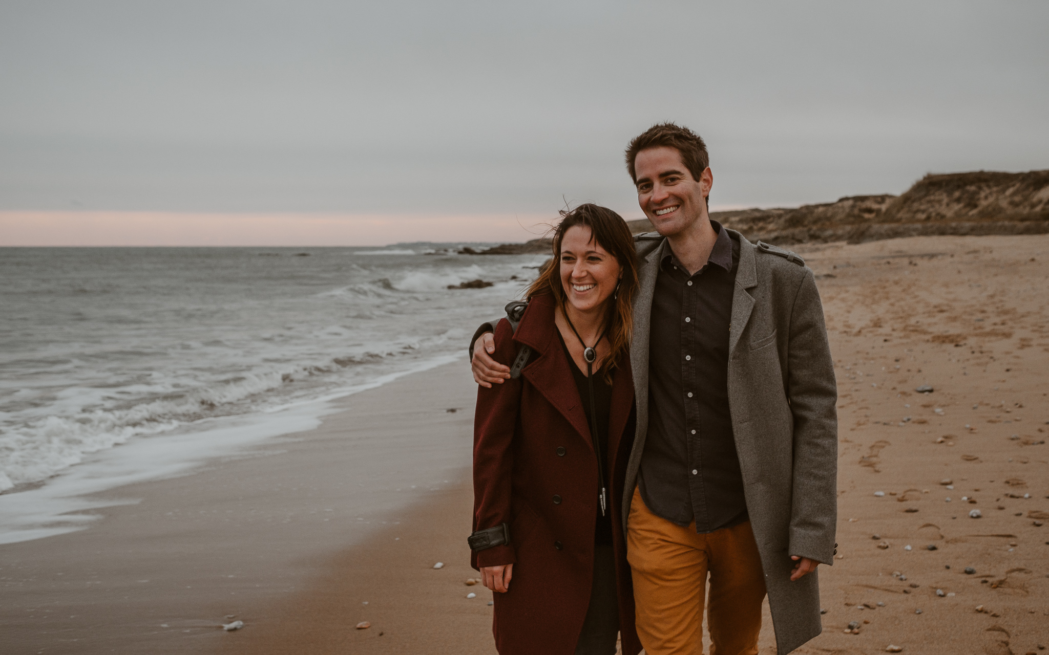 séance engagement romantique d’un couple amoureux sur la plage en Vendée par Geoffrey Arnoldy photographe