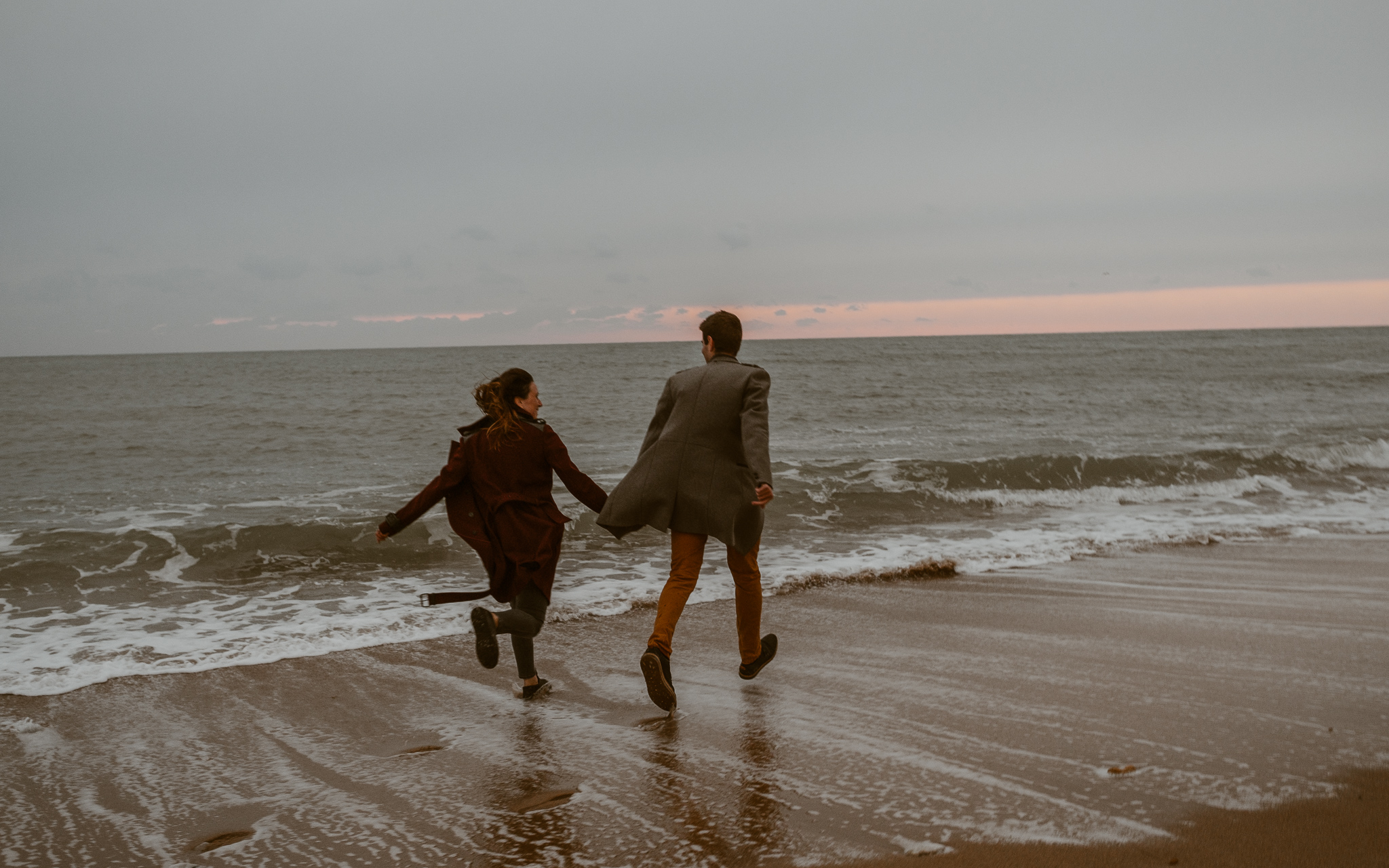 séance engagement romantique d’un couple amoureux sur la plage en Vendée par Geoffrey Arnoldy photographe