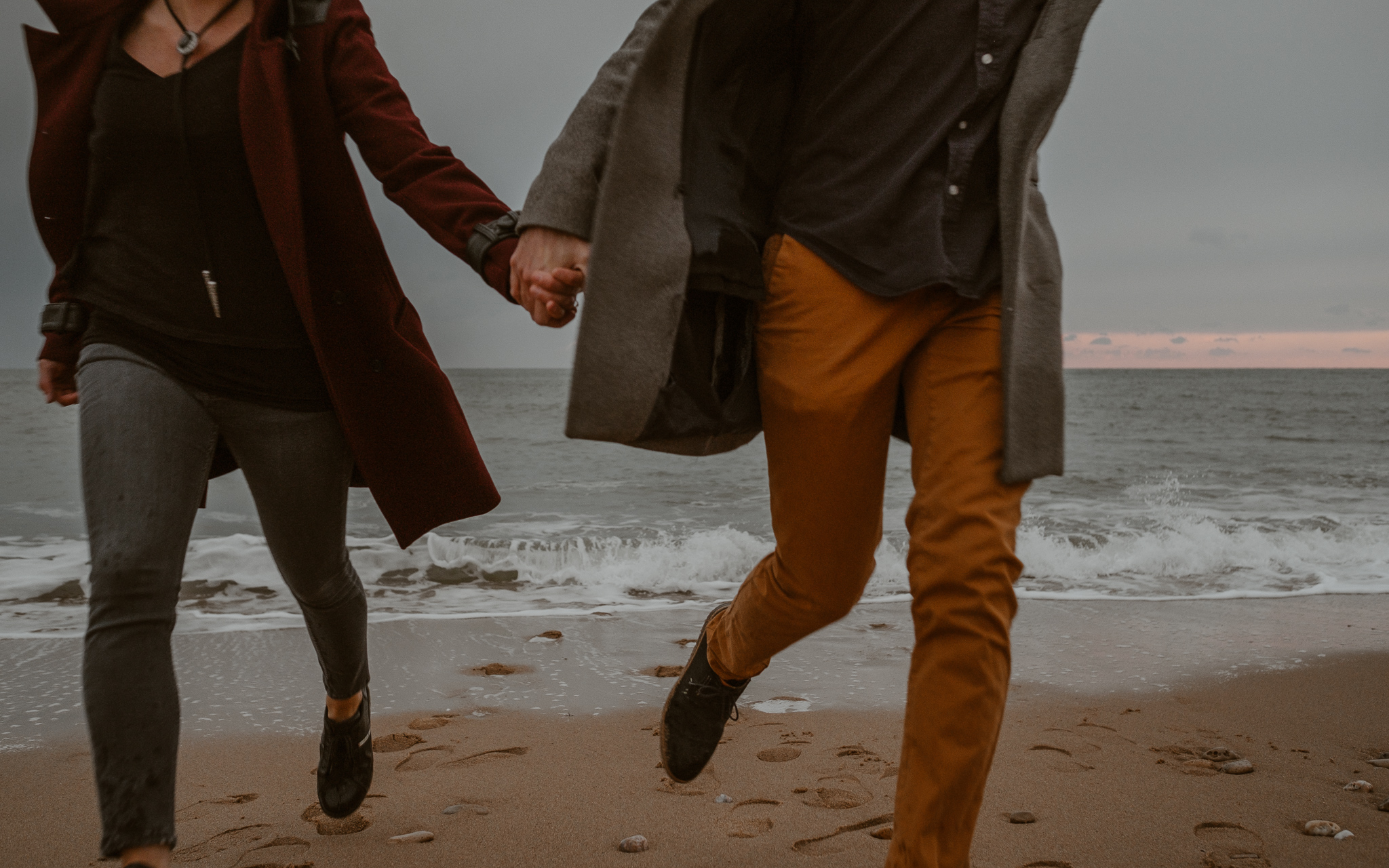 séance engagement romantique d’un couple amoureux sur la plage en Vendée par Geoffrey Arnoldy photographe