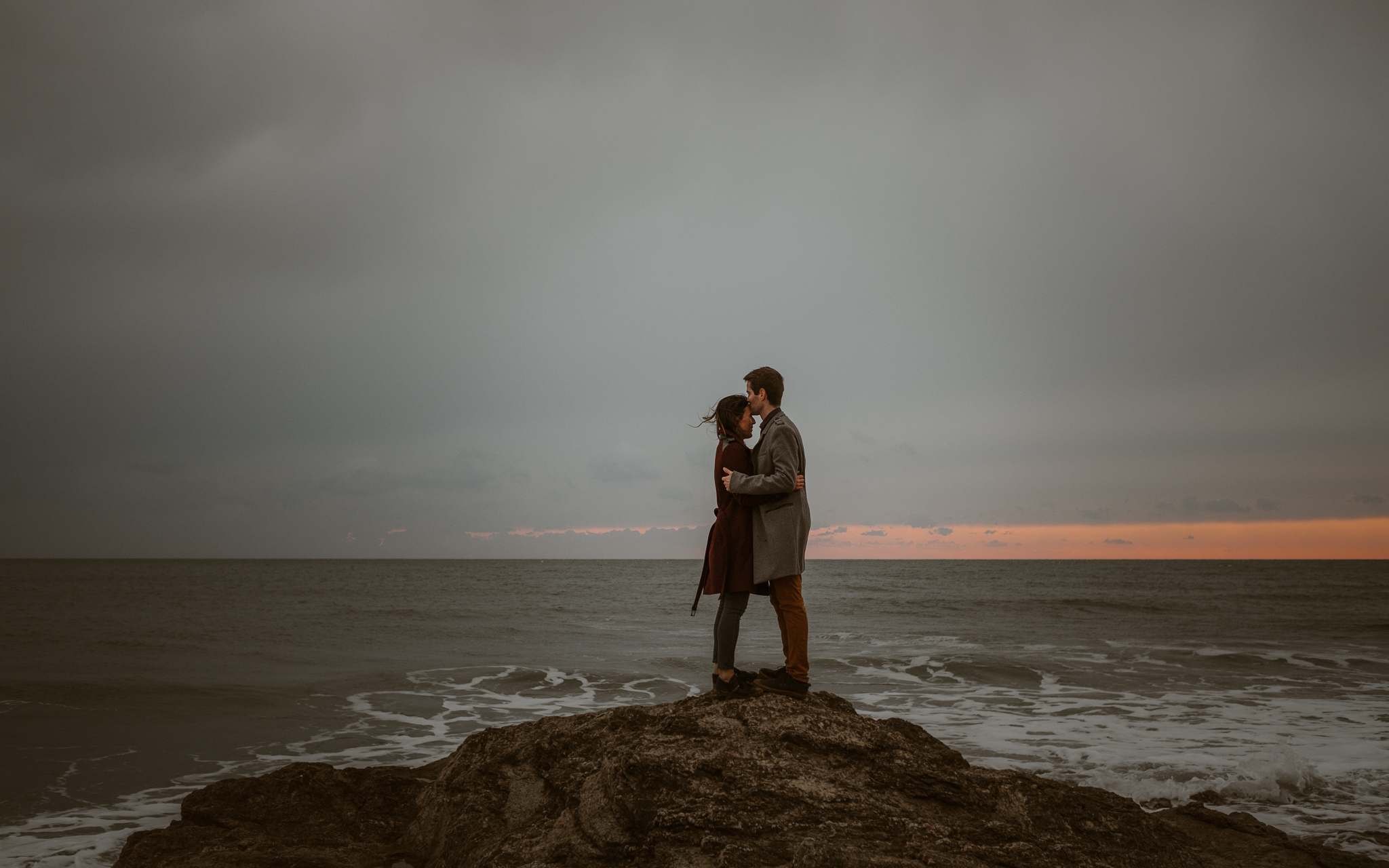 séance engagement romantique d’un couple amoureux sur la plage en Vendée par Geoffrey Arnoldy photographe