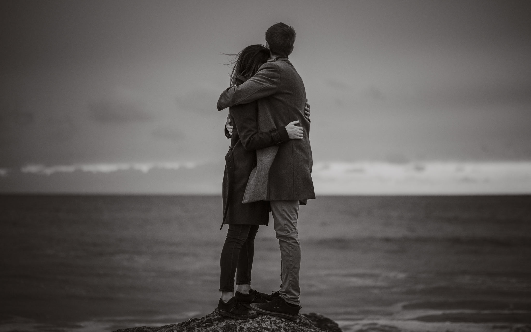 séance engagement romantique d’un couple amoureux sur la plage en Vendée par Geoffrey Arnoldy photographe