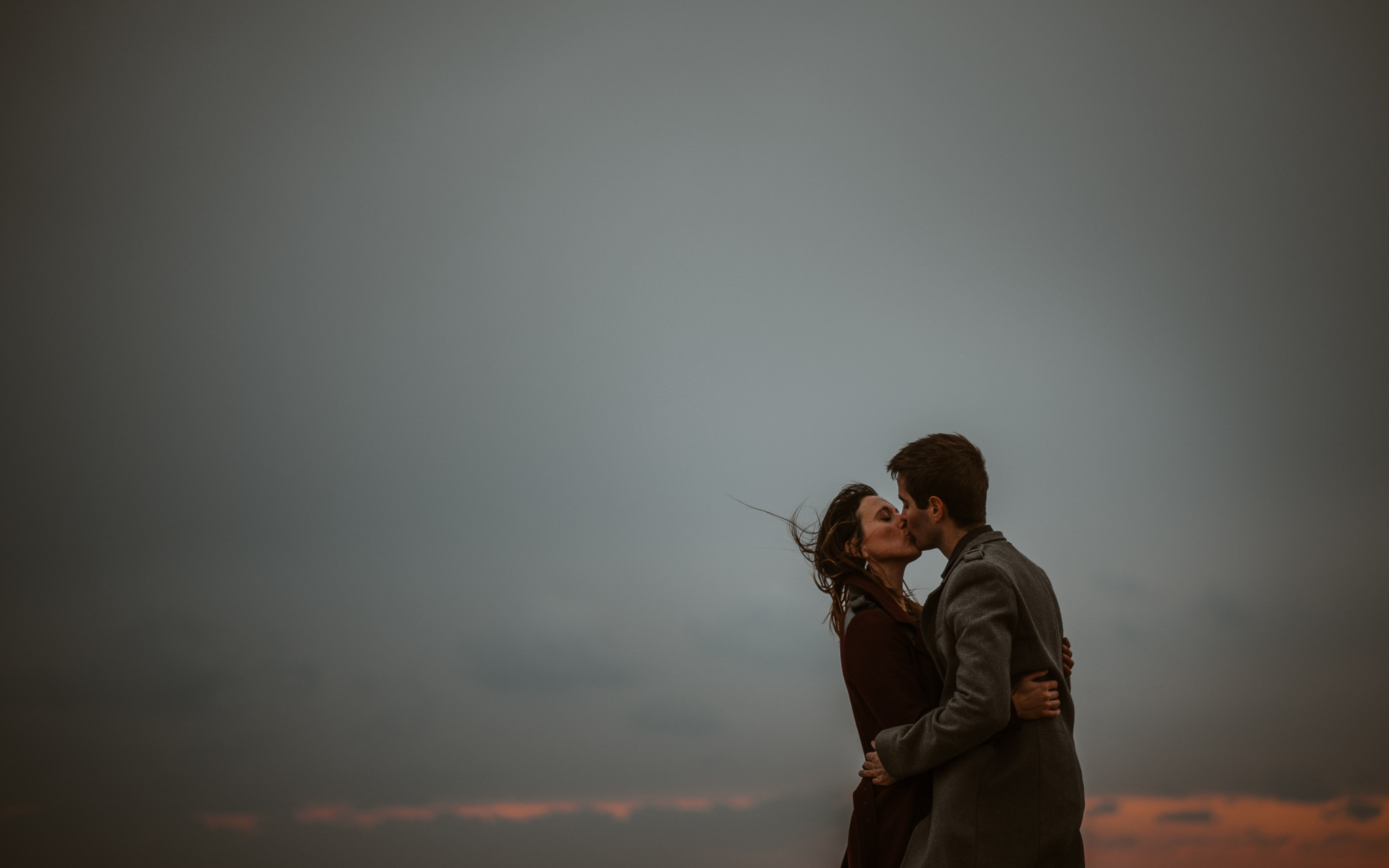 séance engagement romantique d’un couple amoureux sur la plage en Vendée par Geoffrey Arnoldy photographe