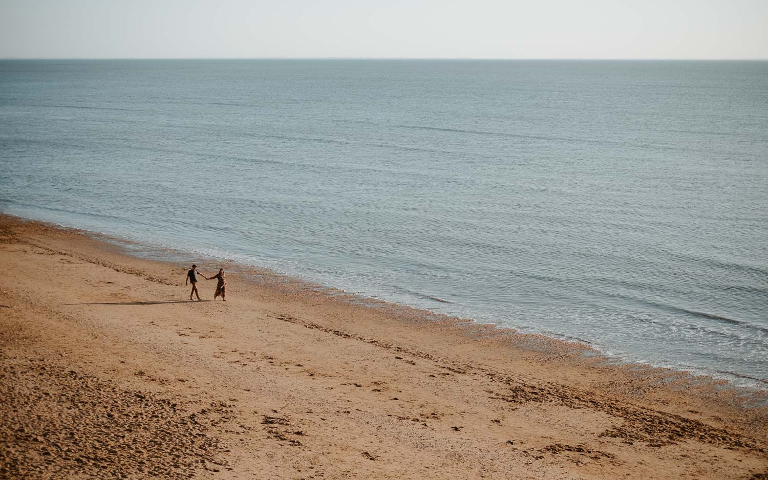 Séance photo grossesse bord de mer futurs parents à Nantes Vendée