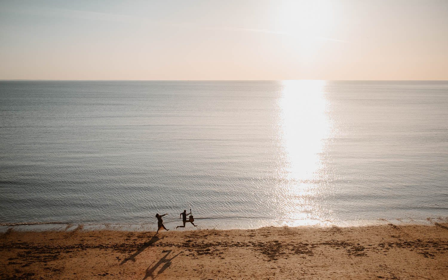 Séance photo fun grossesse bord de mer futurs maman papa à Nantes Vendée