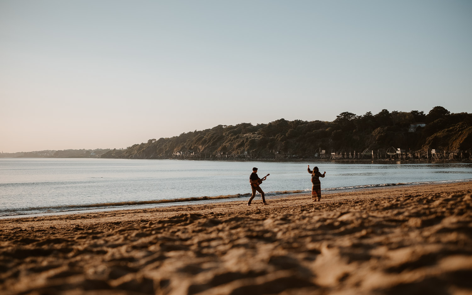 Séance photo fun grossesse bord de mer futurs maman papa à Nantes Vendée
