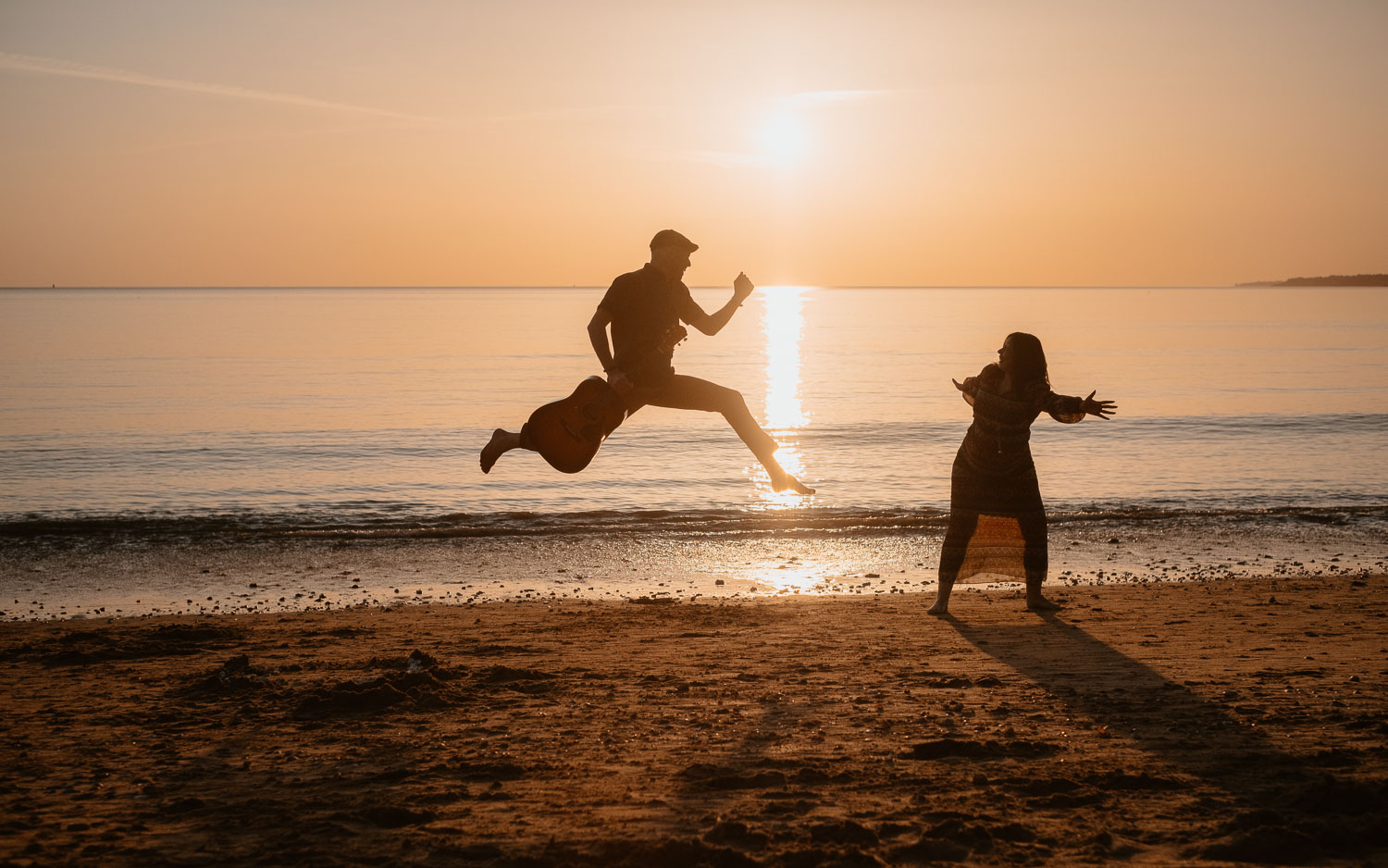 Séance photo fun grossesse bord de mer futurs maman papa à Nantes Vendée
