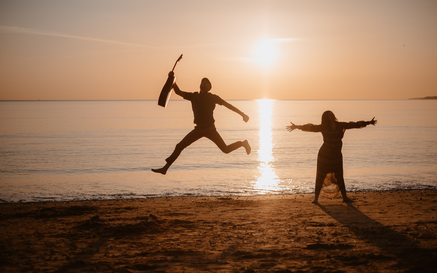 Séance photo fun grossesse bord de mer futurs maman papa à Nantes Vendée