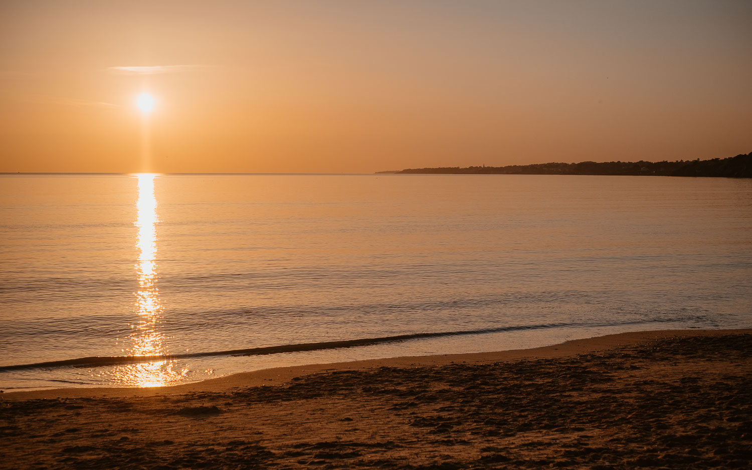 Séance photo grossesse coucher soleil bord de mer à Pornic