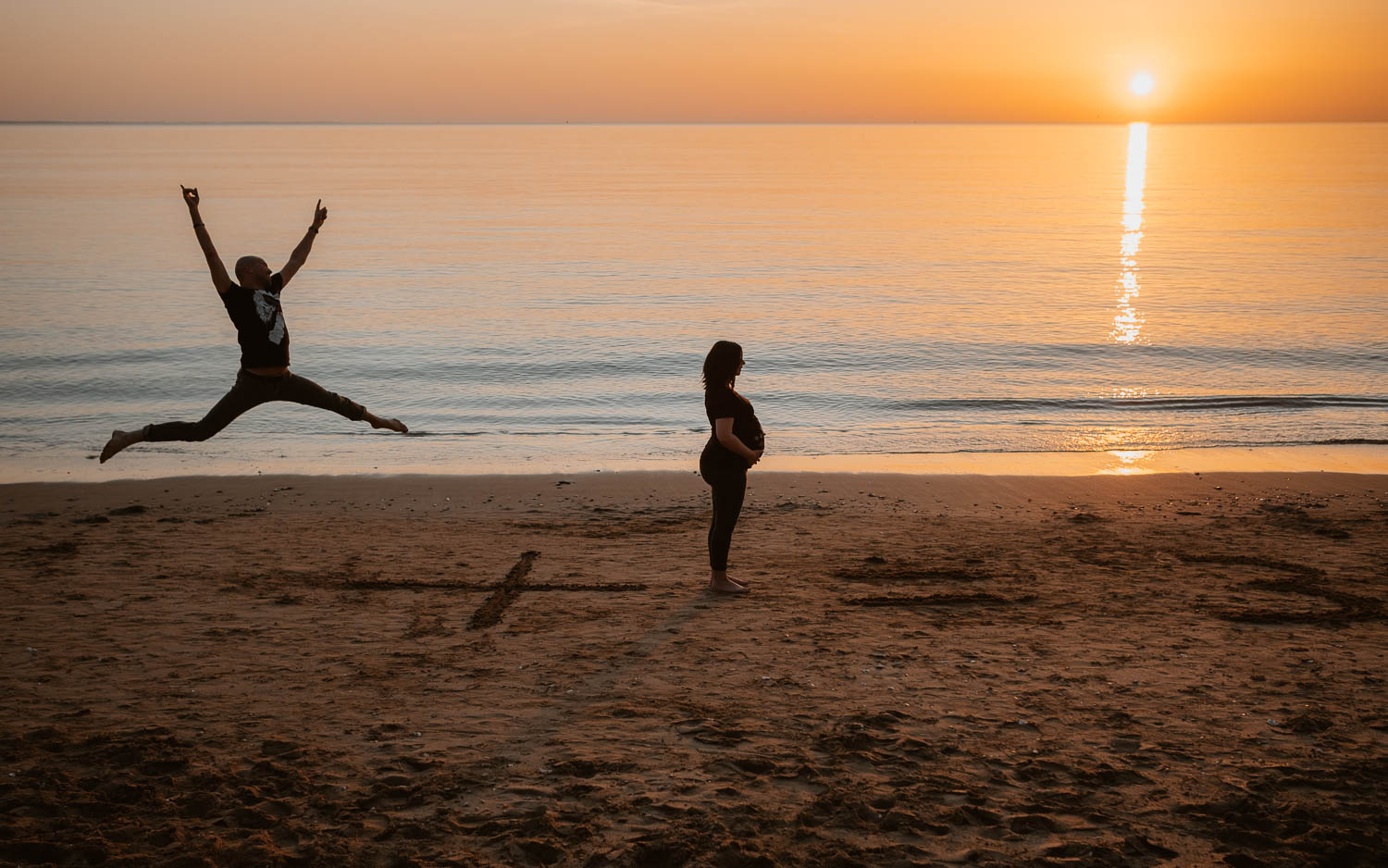 Séance photo grossesse coucher soleil bord de mer à Pornic