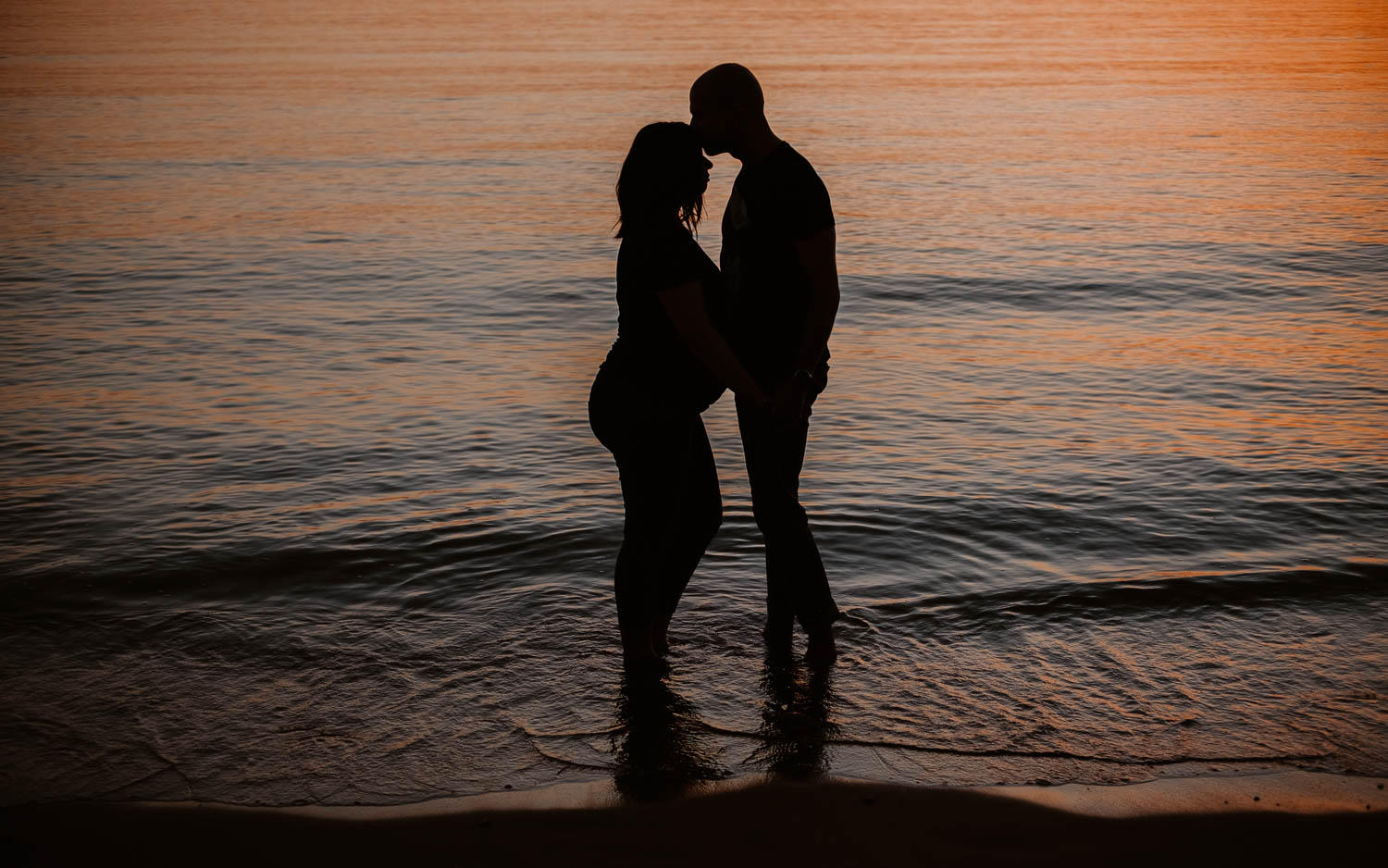 Séance photo grossesse coucher soleil bord de mer à Pornic