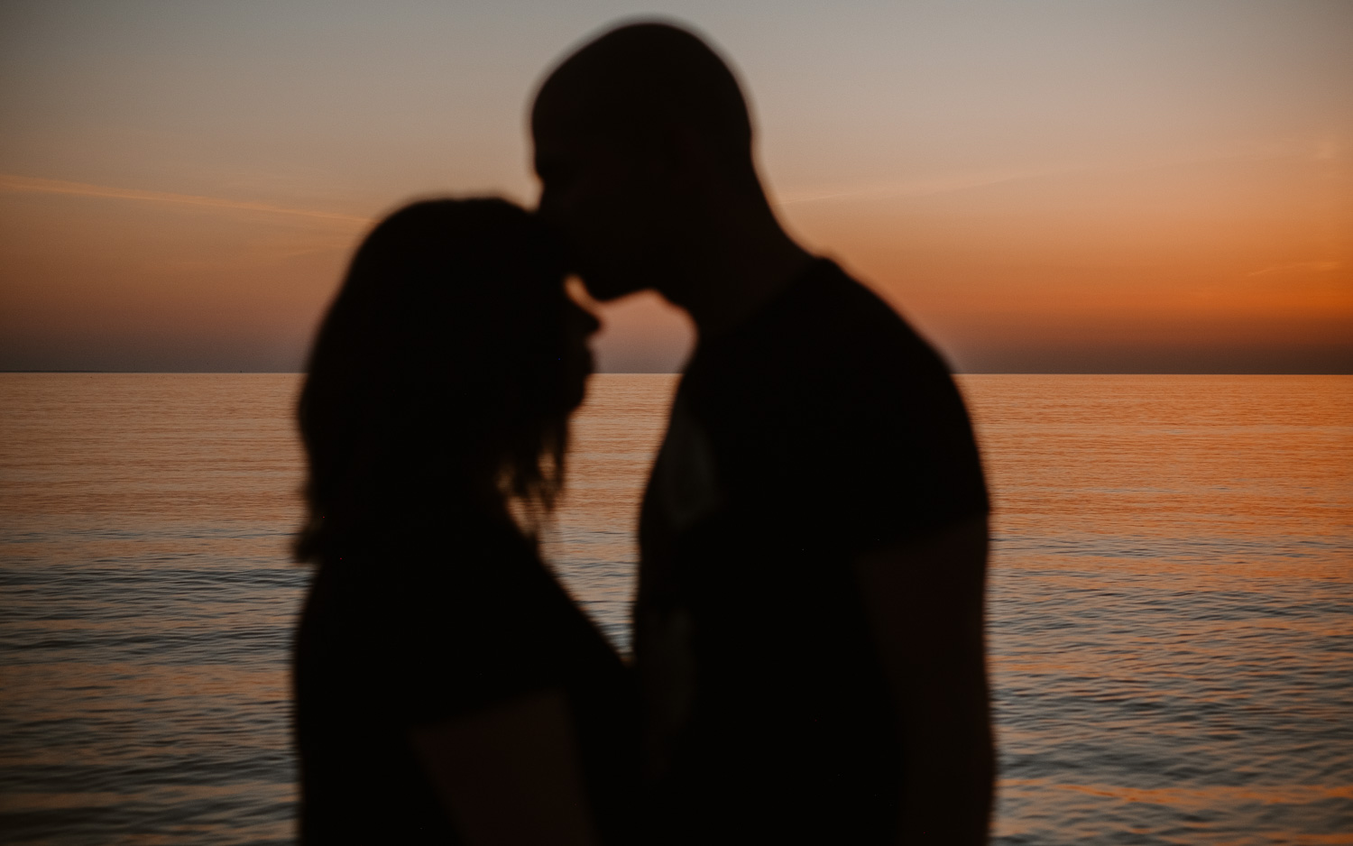 Séance photo grossesse coucher soleil bord de mer à Pornic