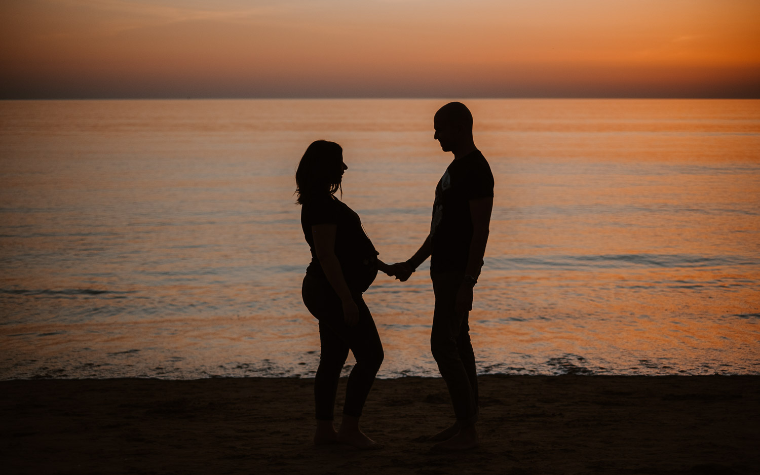 Séance photo grossesse coucher soleil bord de mer à Pornic