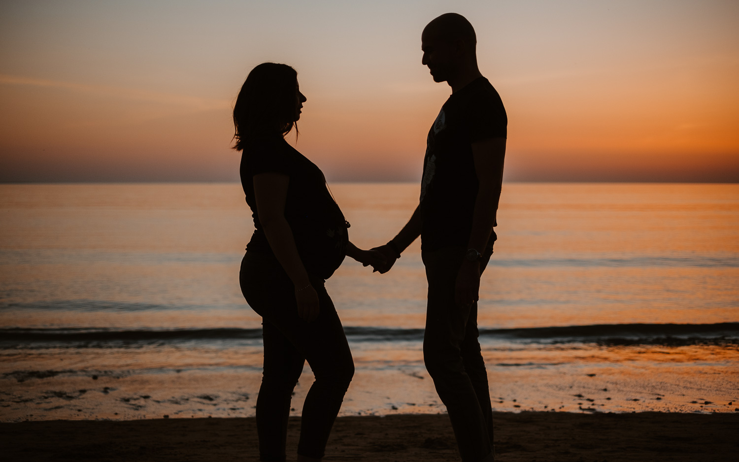 Séance photo grossesse coucher soleil bord de mer à Pornic